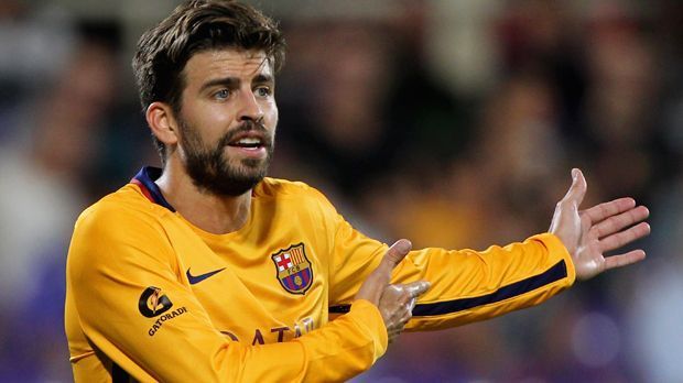 
                <strong>Abwehr: Gerard Pique</strong><br>
                Abwehr: Gerard Pique. Der Innenverteidiger des FC Barcelona spielte von 1997 bis 2003 gemeinsam mit Fabregas in der Jugend-Akademie "La Masia". Zwischen 2011 und 2014 standen sie dann zusammen für die Profi-Mannschaft der Katalanen auf dem Platz. 
              