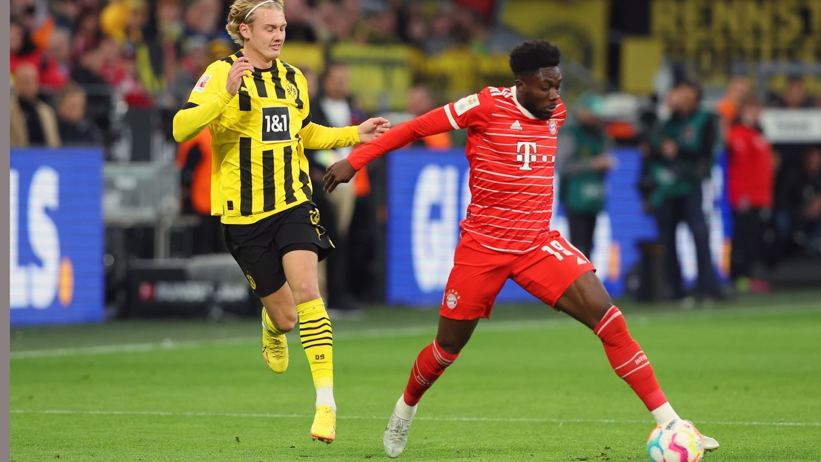 
                <strong>Alphonso Davies</strong><br>
                Kann in der Offensive nicht die gewohnten Akzente setzen, weil sich Julian Brandt intensiv um ihn kümmert. Lässt nach hinten aber nichts anbrennen. Hat Pech, dass er in der Halbzeitpause raus muss. Bellingham hatte ihn im Gesicht getroffen. ran-Note: 3
              