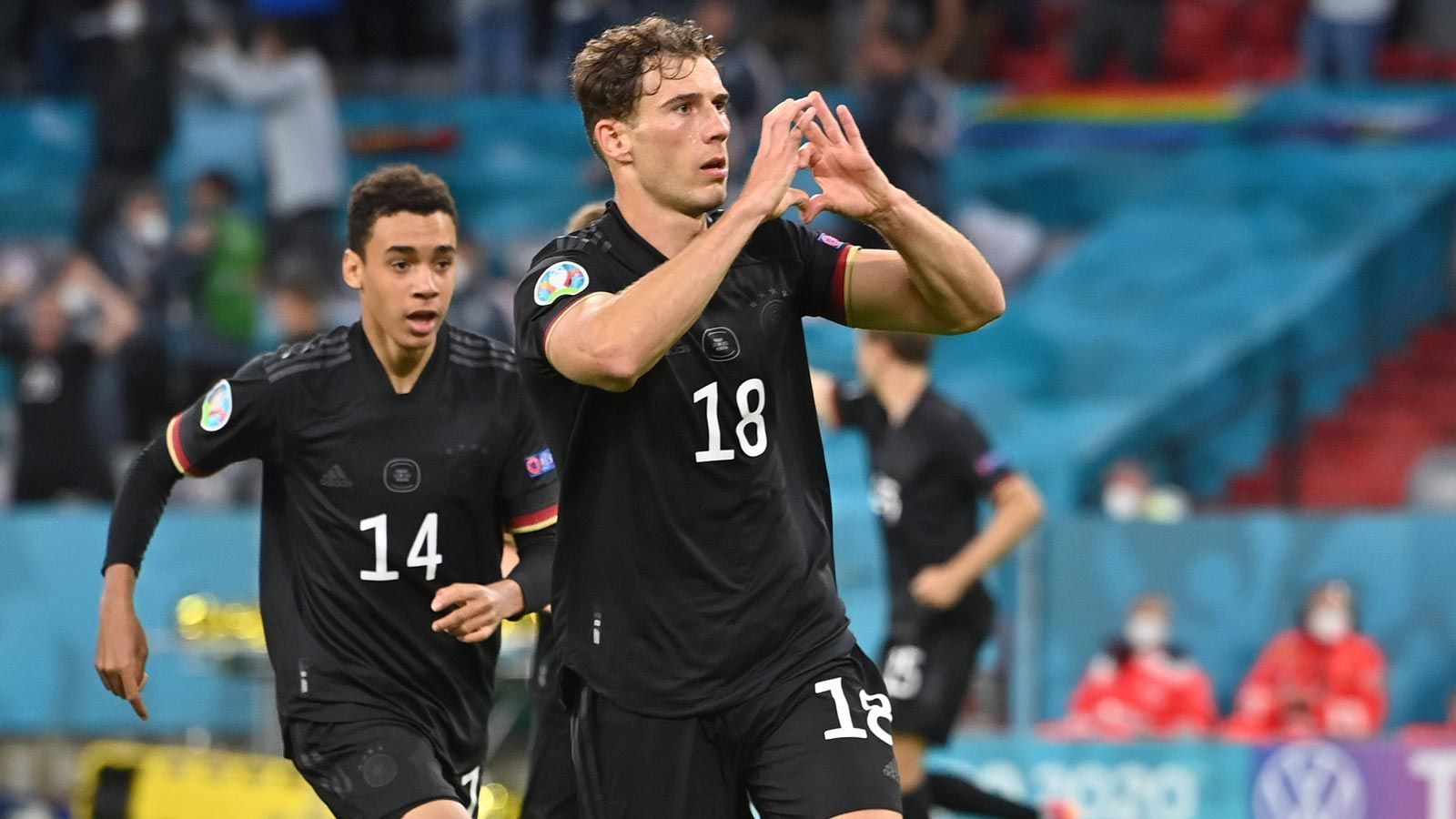 
                <strong>Gewinner: Leon Goretzka</strong><br>
                Ohne ihn hätte es die DFB-Elf womöglich nicht in die nächste Runde geschafft. Schließlich war es Goretzka, der nach seiner Einwechslung den wichtigen 2:2-Ausgleich gegen Ungarn erzielte. Schon als der Bayern-Star gegen Portugal rein kam, strahlte er deutlich mehr Torgefahr und Dynamik aus als seine direkten Konkurrenten Kroos und Gündogan. Gegen England definitiv ein Kandidat für die Startelf. 
              