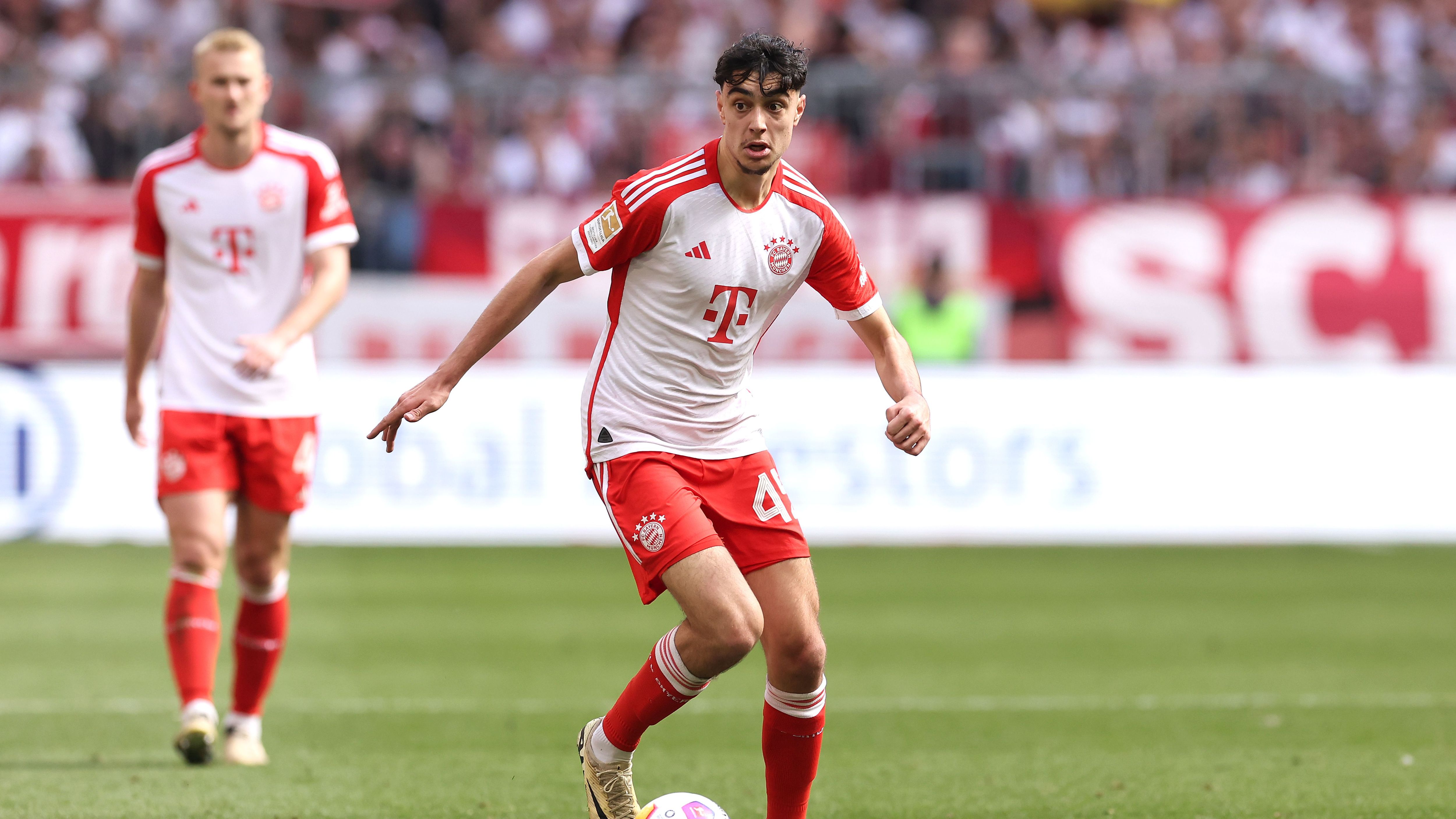 <strong>Alexandar Pavlovic (FC Bayern München)</strong><br>Bundesliga-Debüt: 28. Oktober 2023 (19 Jahre)<br>Der defensive Mittelfeldspieler ist DIE Entdeckung der Saison. Tuchel gab ihm mangels Alternativen die Chance, der 19-Jährige nutzte sie und war zeitweise Stammspieler. Pavlovic führt die Hoeneß'sche Behauptung ad absurdum.