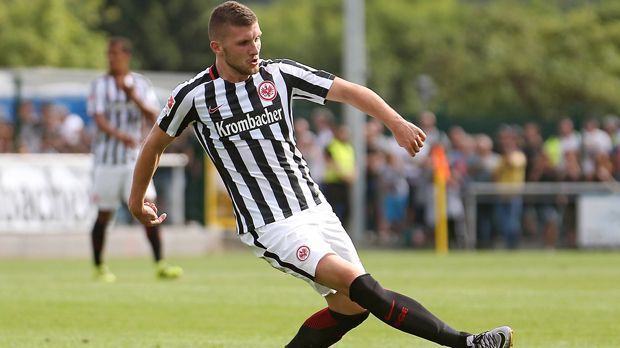 
                <strong>Ante Rebic</strong><br>
                Ante Rebic: Der kroatische Angreifer ist schon zum zweiten Mal in seiner Karriere in die Bundesliga ausgeliehen. 2014/15 war der mittlerweile 22-Jährige von seinem Stammverein Florenz an den damaligen Zweitligisten RB Leipzig ausgeliehen. Doch Rebic wurde zum Flop. In Frankfurt sind die Voraussetzungen besser. Der Grund: Mit Coach Niko Kovac ist Rebic' einstiger Förderer auf der Bank. Kovac nahm den damals unbekannten Rebic 2014 mit zur WM nach Brasilien. Der Stürmer kam in allen drei Spielen zum Einsatz. Die Eintracht hat mit Florenz nun sogar eine Kaufoption vereinbart.
              