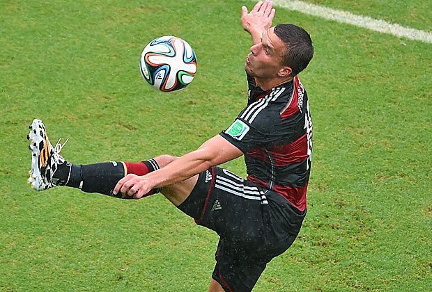 
                <strong>VERLIERER: Lukas Podolski</strong><br>
                Er hat seine Chance nicht genutzt: Gegen die USA durfte Lukas Podolski erstmals von Beginn ran - doch der Mittelfeldmann enttäuschte auf ganzer Linie. Ihm fehlte komplett die Bindung zum Spiel und wurde in der Halbzeit ausgewechselt. Weitere Startelfeinsätze sind daher unwahrscheinlich.
              