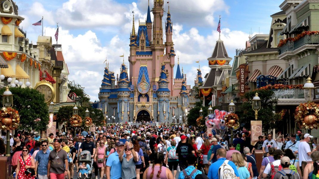Disney World ist bekannt für seine Attraktionen. Jetzt leider auch dafür, dass dort eine Frau nach einem Restaurantbesuch gestorben ist.