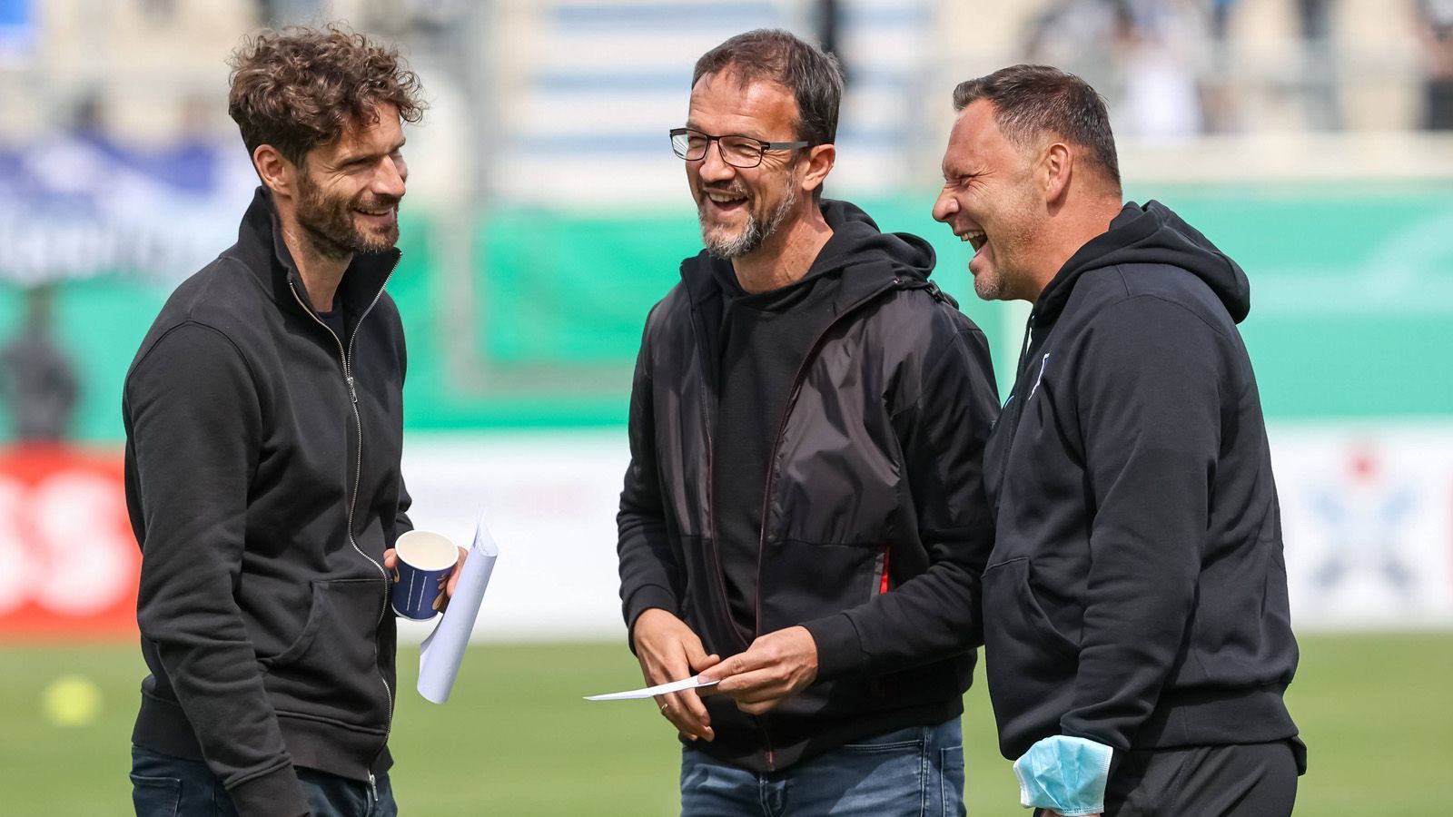 
                <strong>Bobic mit Vorschusslorbeeren nach Berlin</strong><br>
                2021 kam Bobic mit vielen Vorschusslorbeeren zu seinem Herzensklub, seine Erfolge mit Eintracht Frankfurt hatten ihn zum Wunschkandidaten der Hertha gemacht. Laut "Bild" soll eine Ablöse von 2,5 Millionen Euro nach Hessen geflossen sein. Bobic sollte die taumelnden Berliner an die Europapokal-Plätze heranführen. 
              