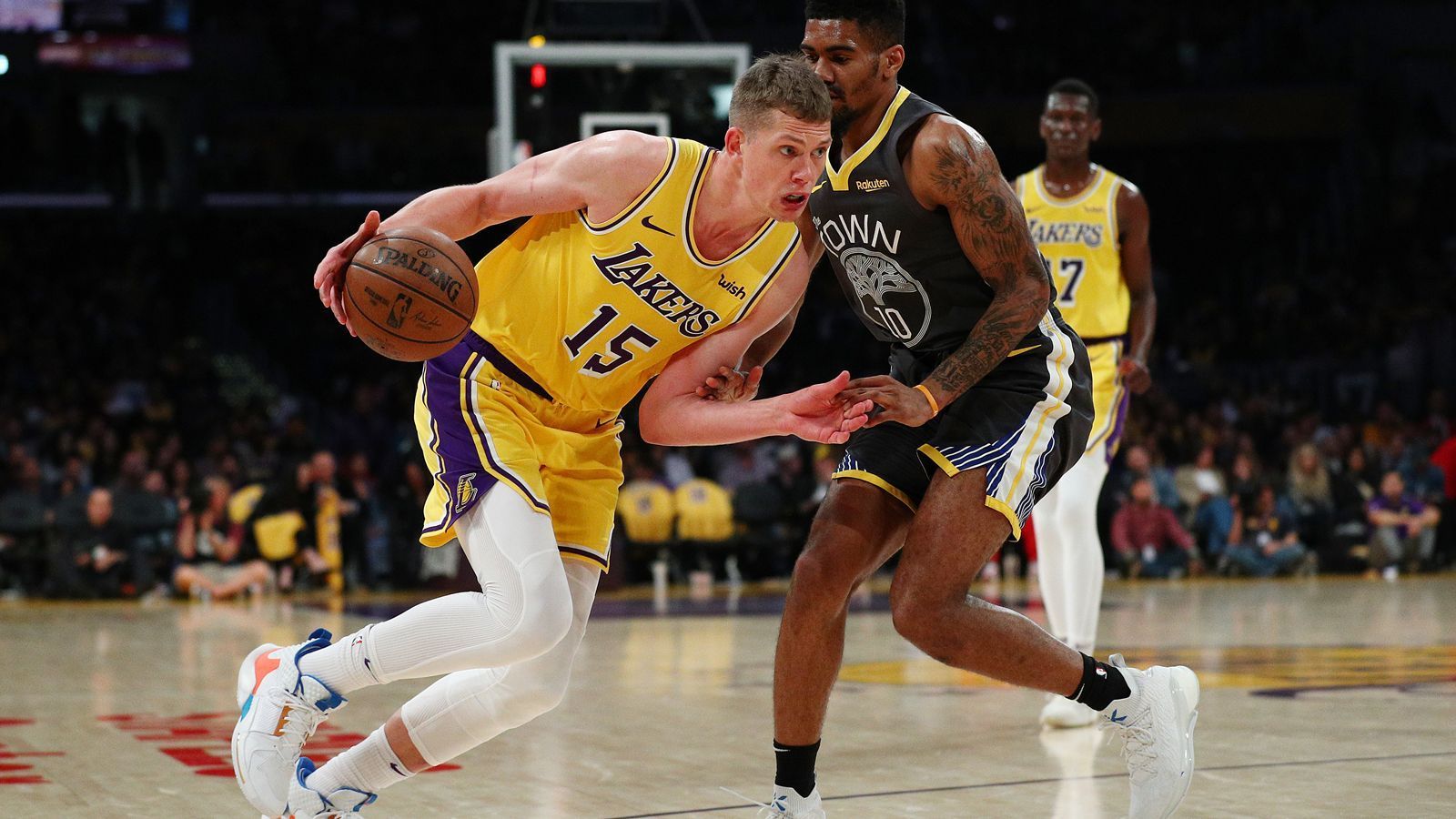 
                <strong>Moritz Wagner steht wohl auf dem Tradeblock</strong><br>
                Einer der Tradekandidaten ist Moritz Wagner. Der Big Man wurde im Draft 2018 mit dem 25. Pick verpflichtet, nachdem er am College in Michigan für Furore gesorgt hat. Bei den Lakers spielte er sich direkt in die Rotation und durfte in insgesamt 43 Spielen der Regular Season über durchschnittlich 10,4 Minuten pro Partie ran.
              