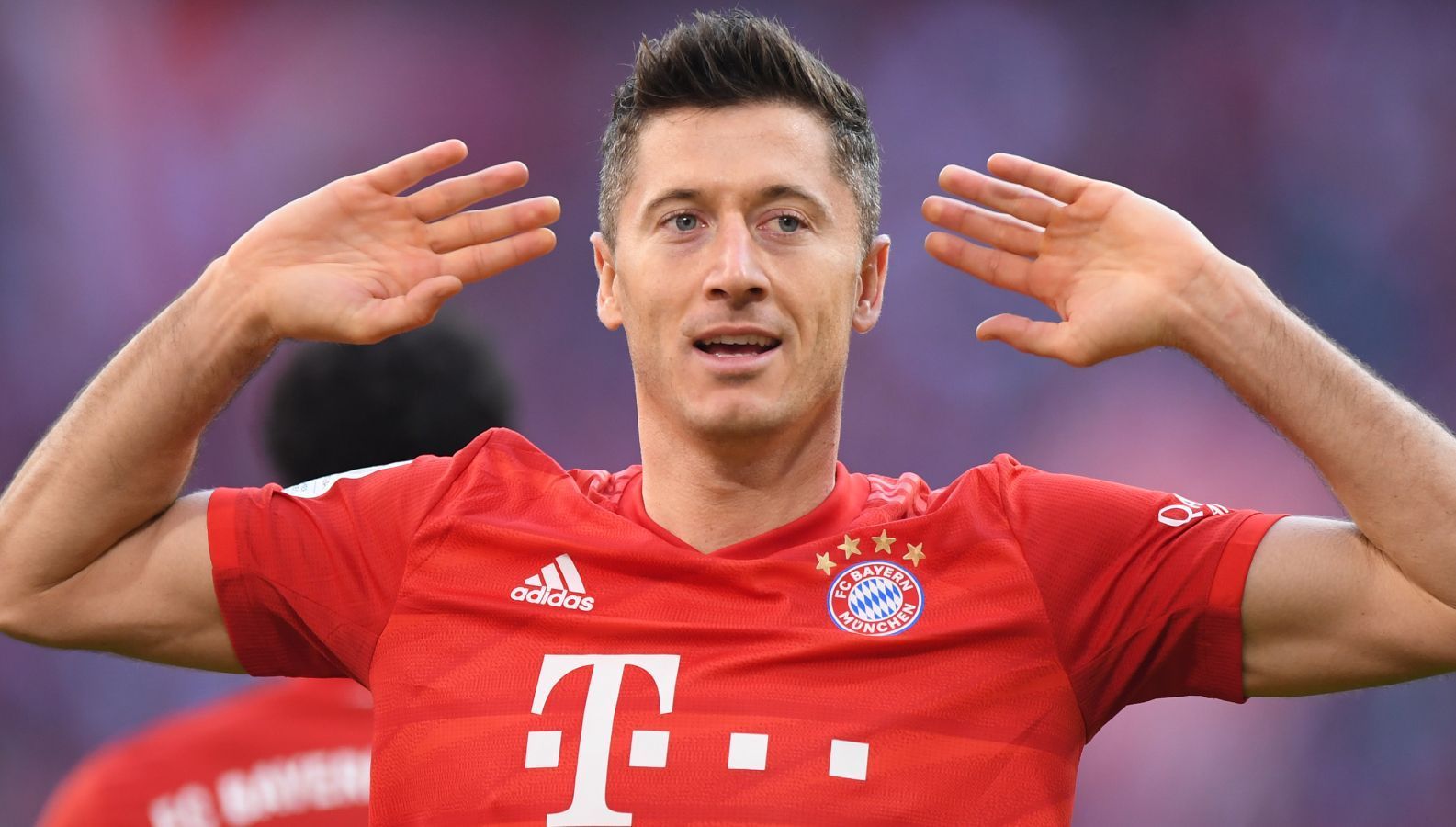 
                <strong>Robert Lewandowski (FC Bayern München) </strong><br>
                Bayern-Star Robert Lewandowski brachte es 2019 auf 33 Treffer in 33 Pflichtspielen. In der Hinrunde der Bundesliga avancierte der Pole zur Lebensversicherung der teilweise schwächelnden Bayern. Diese starke Torquote bringt den 31-Jährigen erstmals in das UEFA Team des Jahres. 
              