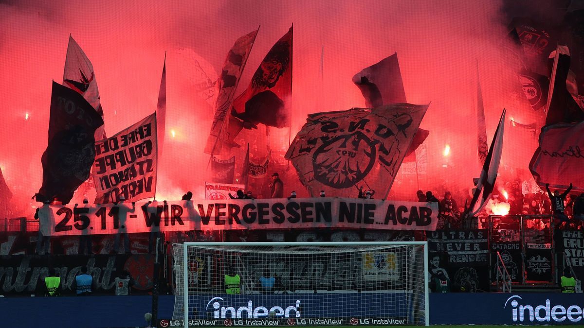 23.11.2024, xovx, Fußball Bundesliga, Eintracht Frankfurt - SV Werder Bremen Pyrotechnik bei den Frankfurter Fans (DFL DFB REGULATIONS PROHIBIT ANY USE OF PHOTOGRAPHS as IMAGE SEQUENCES and or QUAS...