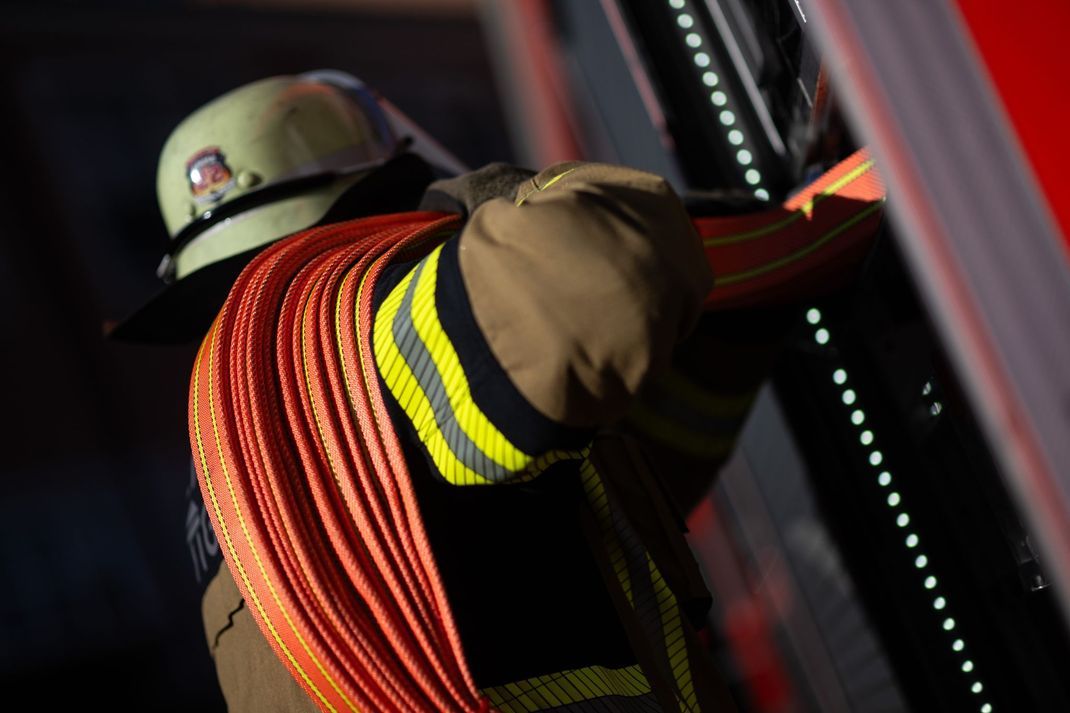 Gegen die Flammen in der Lagerhalle: Die Feuerwehr rückte in Hemmingstedt für einen nächtlichen Einsatz aus.