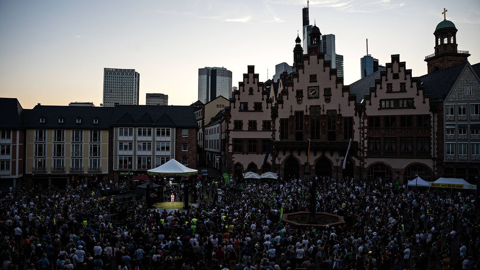 
                <strong>Frankfurt am Main: Fakten</strong><br>
                Die Metropole in Hessen hat 753.056 Einwohner (Stand: 2019) und ist neben des "Römer" (Bild) vor allem für ihre Wolkenkratzer im Bankenviertel bekannt. Frankfurt ist das europäische Bankenzentrum.
              