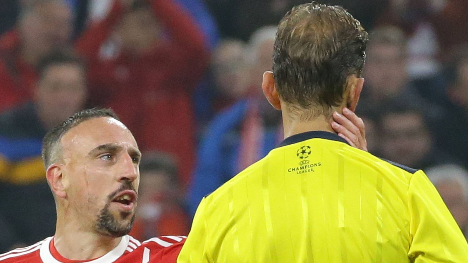 
                <strong>Ribery gegen Tagliavento (2017)</strong><br>
                Die Champions-League-Saison 2017/18 war erst elf Minuten alt, da hatte Bayerns Franck Ribery beim 3:0-Sieg gegen Anderlecht seinen ersten Ausraster. Nachdem er wegen zu heftiger Reklamationen Gelb sah, tätschelte der Franzose Schiedsrichter Paolo Tagliavento ins Gesicht - und hatte dabei noch Glück! Denn Ribery kam für diese eigentlich strafbare Aktion ohne zweite Verwarnung, und damit einem fälligen Platzverweis, davon.
              