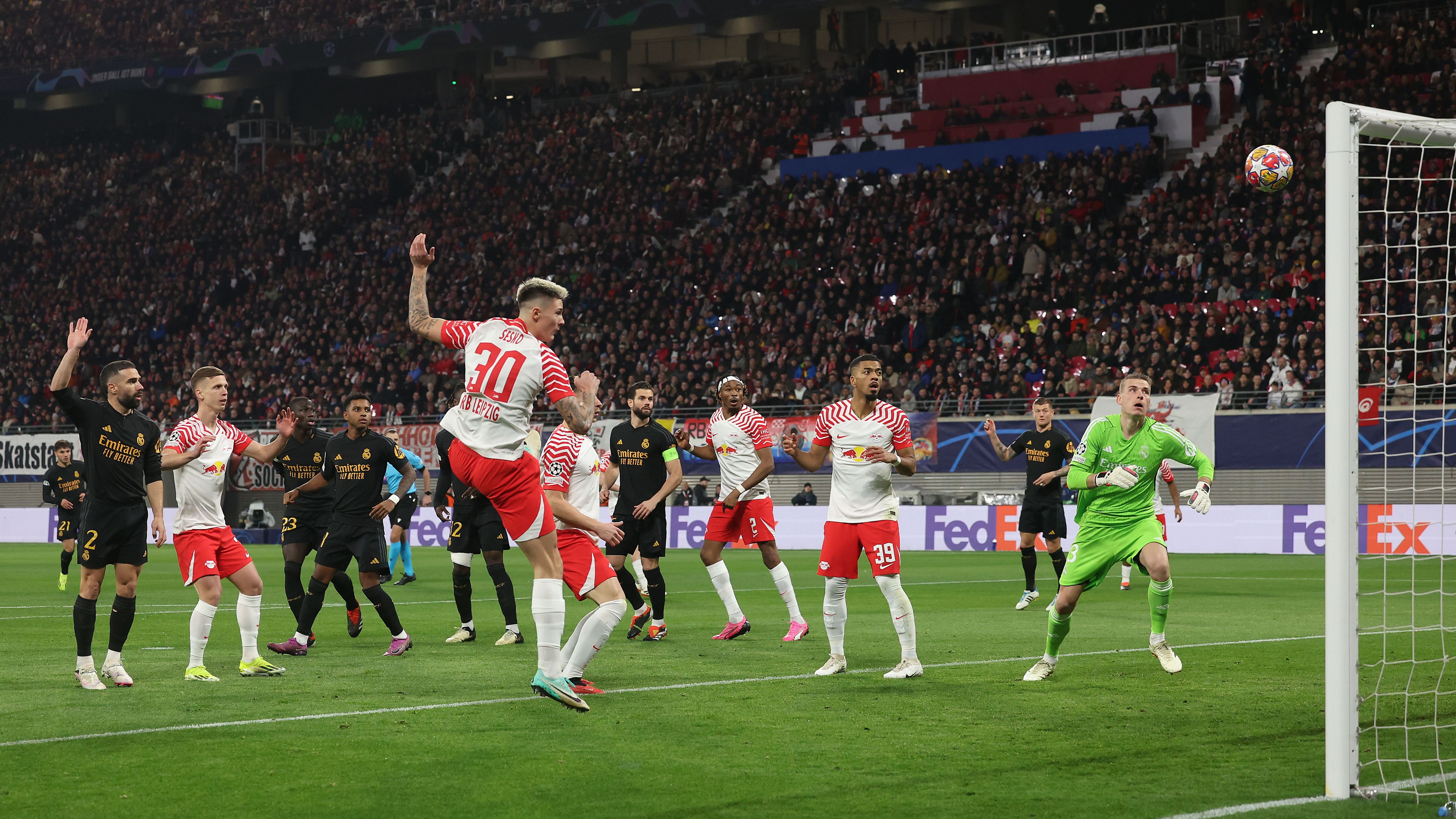 <strong>Platz 14: RB Leipzig</strong><br>Nach der 0:1-Heimpleite im Hinspiel gegen Real Madrid wurde vor allem über das nicht gegebene Führungstor Benjamin Seskos diskutiert, das durchaus umstritten war. Den Madrilenen reichte bei bescheidener Leistung ein Geniestreich von Brahim Diaz, um im Bernabeu alles in der eigenen Hand zu haben. Immerhin ist Leipzig in der Bundesliga zurück in der Spur.