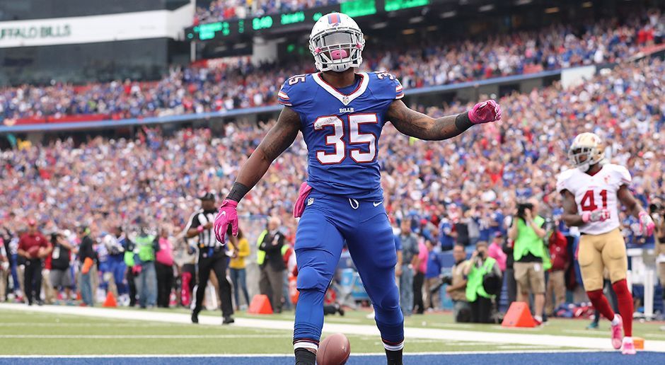 
                <strong>Mike Gillislee zu den New England Patriots</strong><br>
                Die New England Patriots sichern sich die Dienste von Mike Gillislee. Nachdem die Franchise dem Restricted Free Agent ein Angebot über 6,4 Millionen Dollar unterbreitete, entschieden sich die Buffalo Bills gegen eine Aufstockung des von den Patriots angebotenen Vertrags. Damit wechselt der Running Back mit sofortiger Wirkung nach New England. Im Gegenzug geben die Patriots einen Fünftrunden-Draft-Pick an die Bills ab.
              