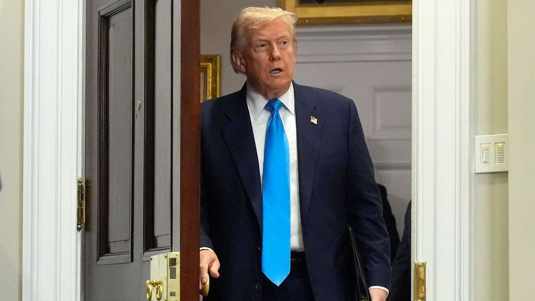 US-Präsident Donald Trump geht in den Roosevelt Room des Weißen Hauses.