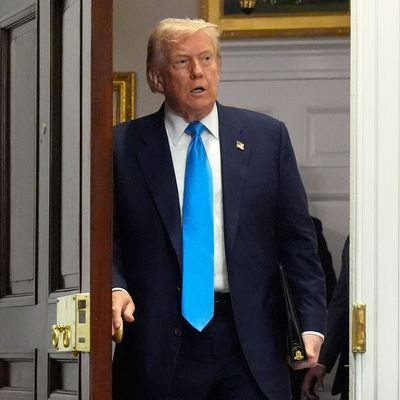 Fast die Hälfte der US-Bürger glaubt an eine Verwicklung von US-Präsident Trump in den Epstein-Skandal. 