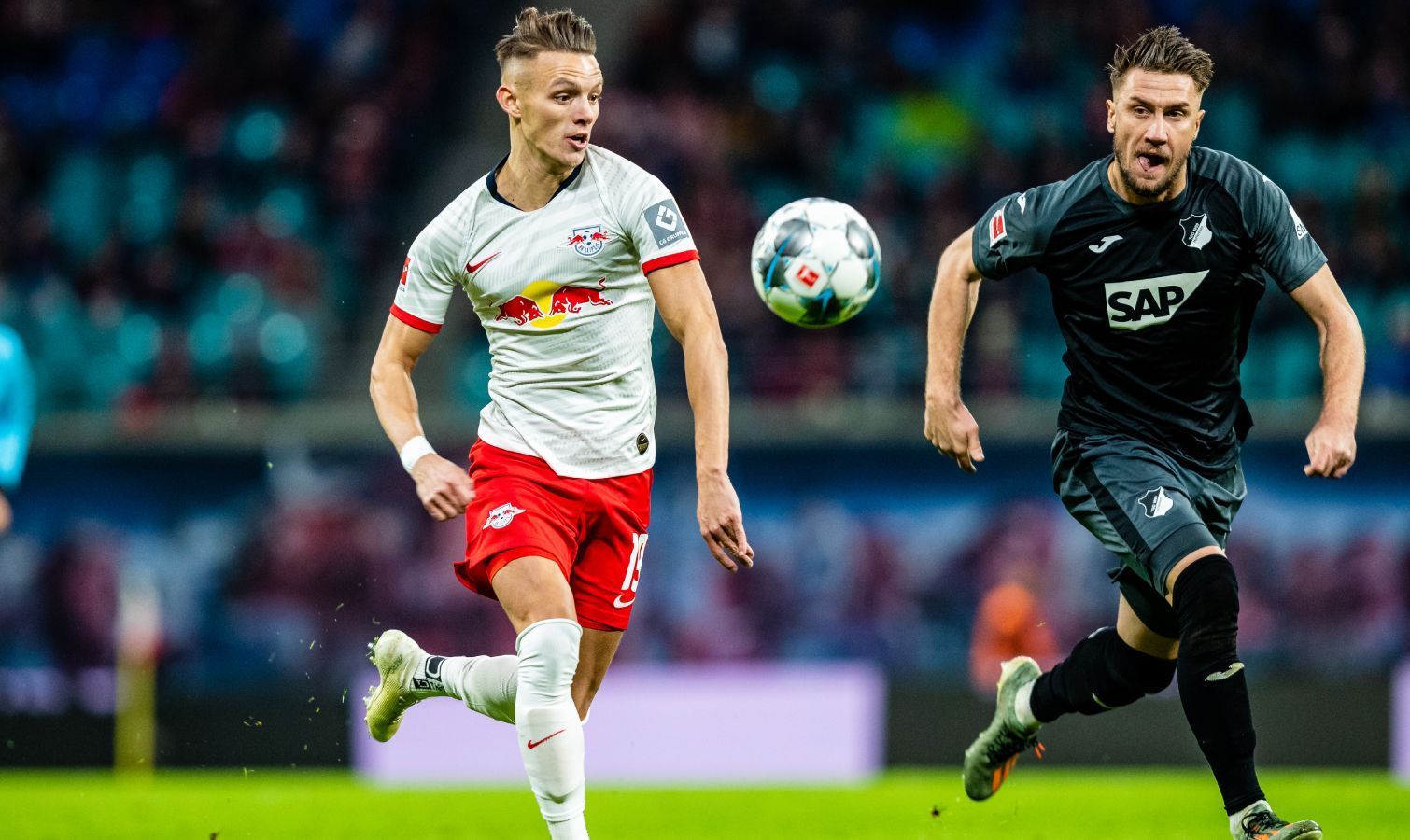 
                <strong>Hannes Wolf (RB Leipzig) </strong><br>
                Der 20-Jährige verletzte sich bei der U21-EM im Sommer schwer und stand seinem neuen Klub RB Leipzig daraufhin lange nicht zur Verfügung. Wolf hatte zuvor die Jugendakademie der Bullen durchlaufen, ehe er 2017 ins Salzburger Profiteam rückte. Schwesterklub Leipzig ließ sich seine Dienste im Sommer 2019 zwöf Milllionen Euro kosten.
              