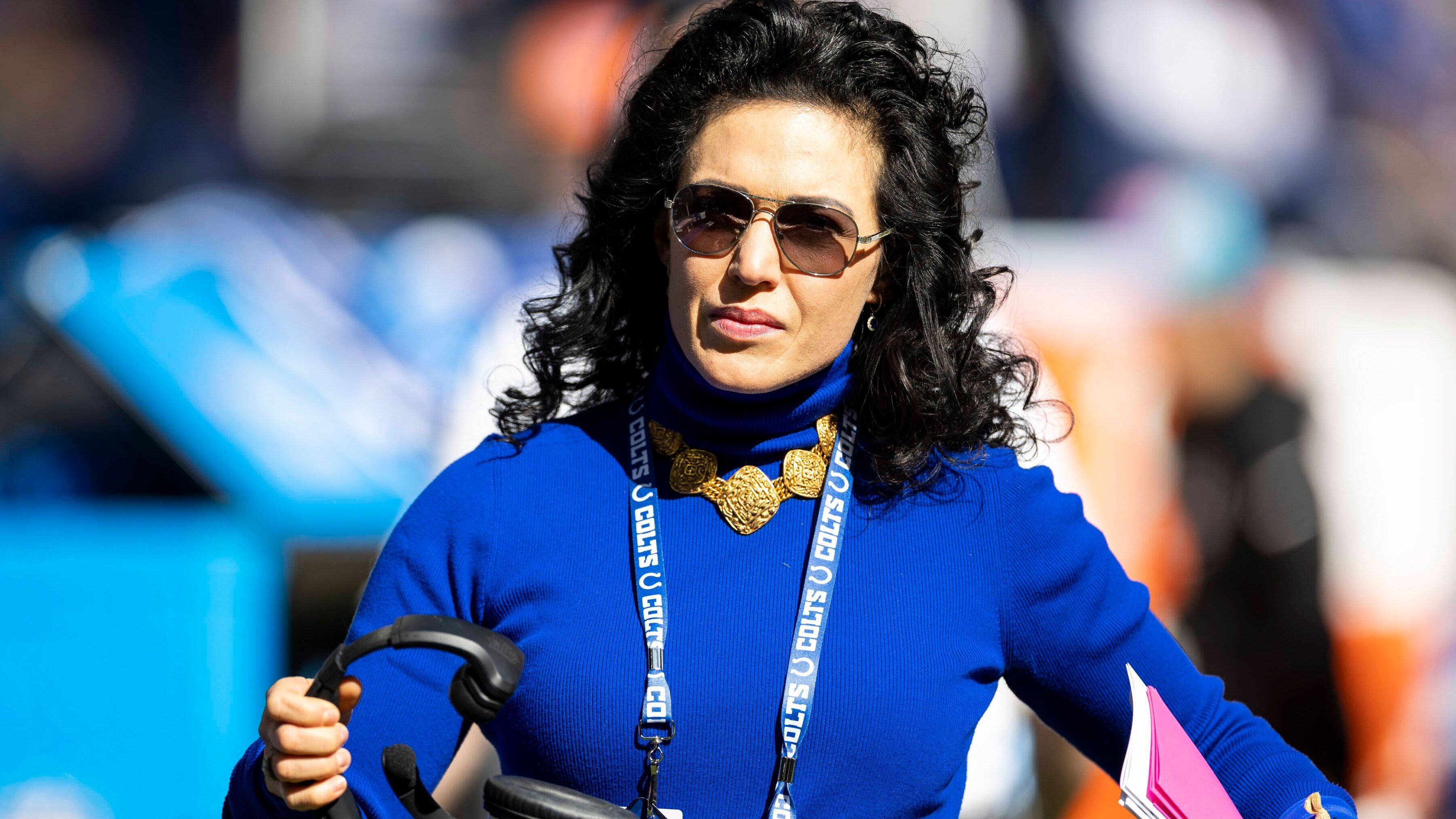 <strong>Indianapolis Colts - Jim Irsay</strong><br>Im Mai 2025 verstarb Colts-Owner Jim Irsay mit 65 Jahren. Seine älteste Tochter Carlie Irsay-Gordon übernimmt nun die Franchise. Sie teilt sich den Besitz mit ihren zwei Schwestern. Opa Robert Irsay hatte 1972 die Colts gekauft &nbsp;Als er 1997 starb, trug Sohn Jim einen Rechtsstreit mit seiner Stiefmutter aus, den er gewann und der ihn zum jüngsten NFL-Owner machte. <em><strong>ran</strong></em> zeigt, wem die anderen Teams gehören.