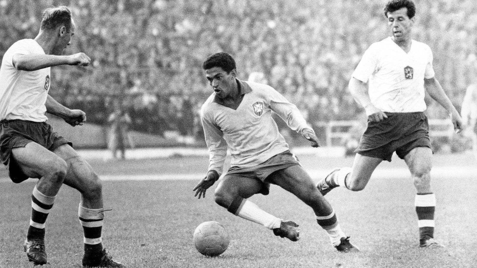 
                <strong>Garrincha</strong><br>
                Oft steht er im Schatten von Pelé, doch es macht ihn nicht weniger wichtig für Brasiliens Nationalmannschaft. Garrincha wird von vielen als bester Dribbler aller Zeiten bezeichnet. Mit ihm und Pelé auf dem Feld hat Brasilien nie ein Spiel verloren.
              