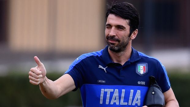 
                <strong>Gianluigi Buffon (38 Jahre)</strong><br>
                Auch mit seinen 38 Jahren gehört Gianluigi Buffon von Juventus Turin immer noch zu den besten Torhütern der Welt. Warum also aufhören, denkt sich auch Buffon. Der italienische Nationaltorwart will mindestens bis zur WM 2018 in Russland weitermachen.
              