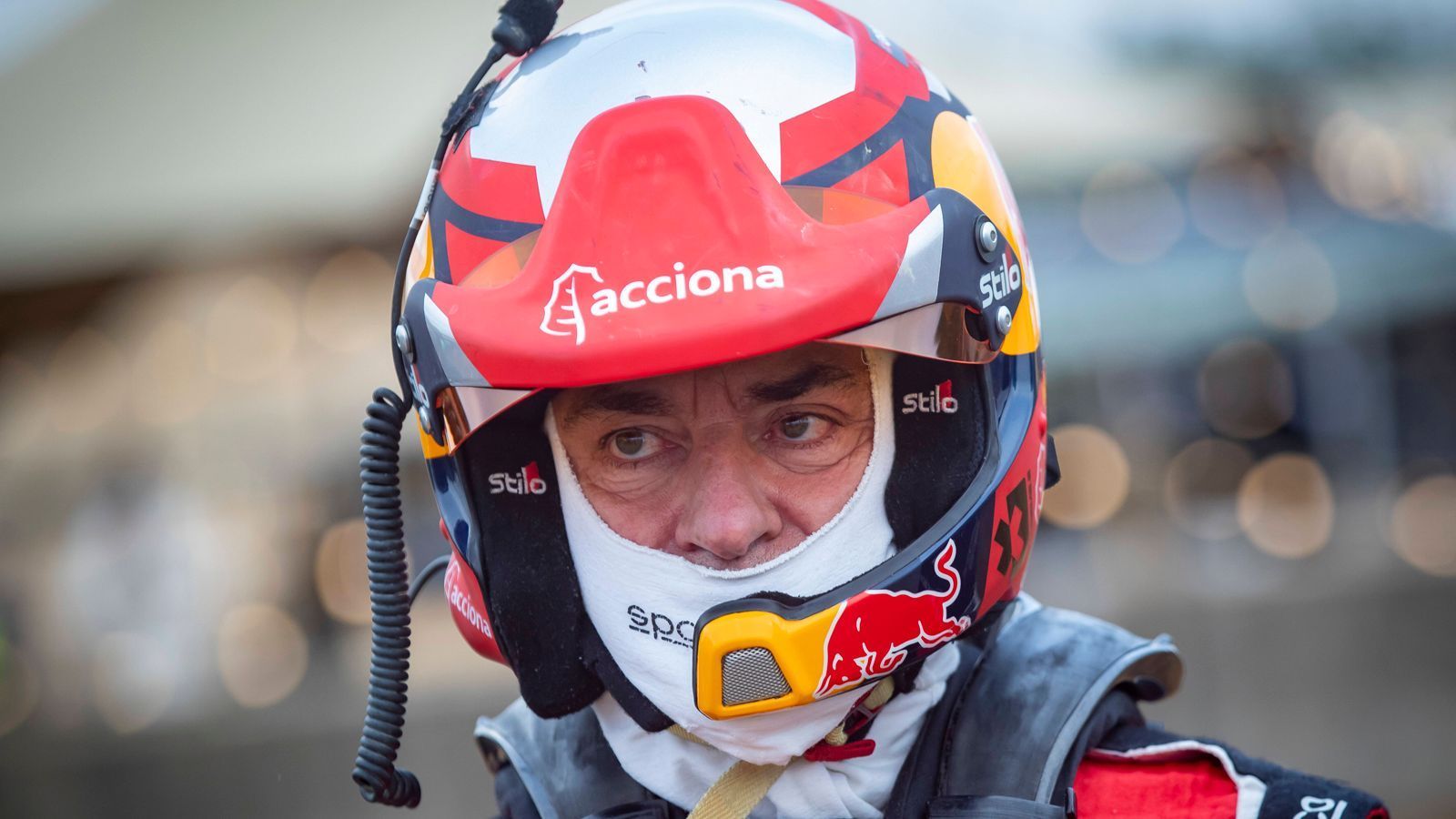 
                <strong>Carlos Sainz Sr. (Acciona Sainz XE Team)</strong><br>
                Carlos Sainz (Acconia/Sainz XE Team) gehört, wie sein Extreme E-Konkurrent Sebastien Loeb auch, zu den besten Rallye-Piloten der Geschichte. Zweimal, 1990 und 1992, konnte "El Matador", wie die Spanier ihren Landsmann respektvoll rufen, die Rallye-Weltmeisterschaft (WRC) und gar dreimal die Rallye Dakar (2010, 2018, 2020) gewinnen.
              