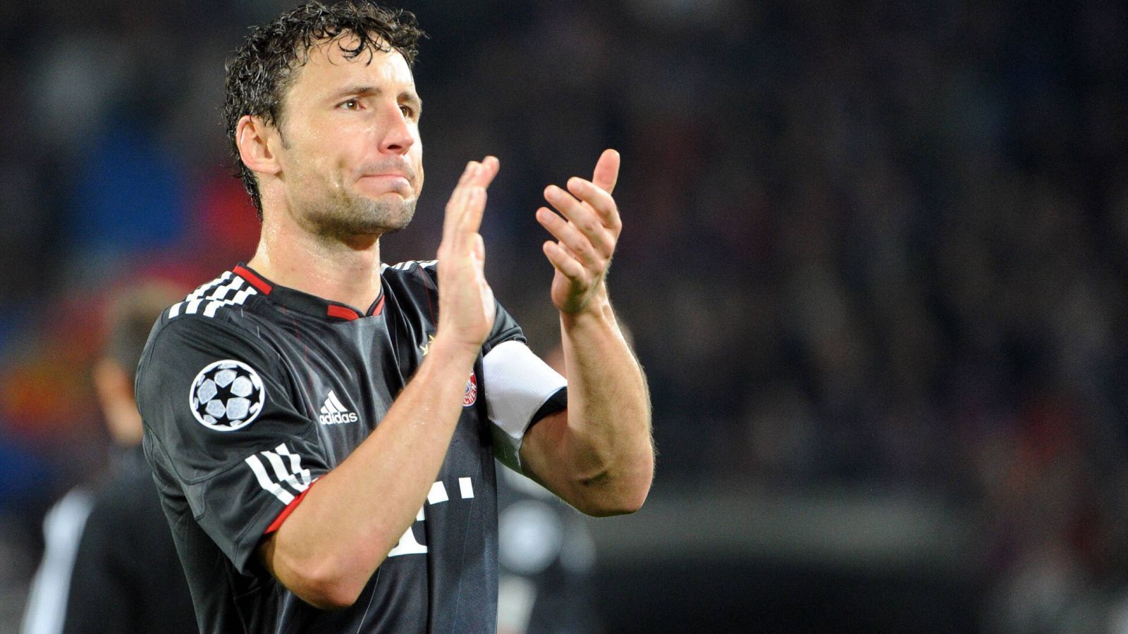 
                <strong>Mark van Bommel (Spieler beim FC Bayern und FC Barcelona)</strong><br>
                Auf eine erfolgreiche Spielerkarriere kann auch Mark van Bommel zurückblicken. Der bei Fortuna Sittard an der deutschen Grenze ausgebildete defensive Mittelfeldspieler wechselte 2005 nach Barcelona, wo er zwar nicht Stammspieler war, aber die Champions League gewann. 2006 kam er als aktueller Titelträger zum FC Bayern und etablierte sich erst zur Stammkraft und wurde dann sogar zum Kapitän. In Diensten des FCB erreichte er 2010 das Finale der Champions League und der Weltmeisterschaft, die er jedoch beide verlor. 
              