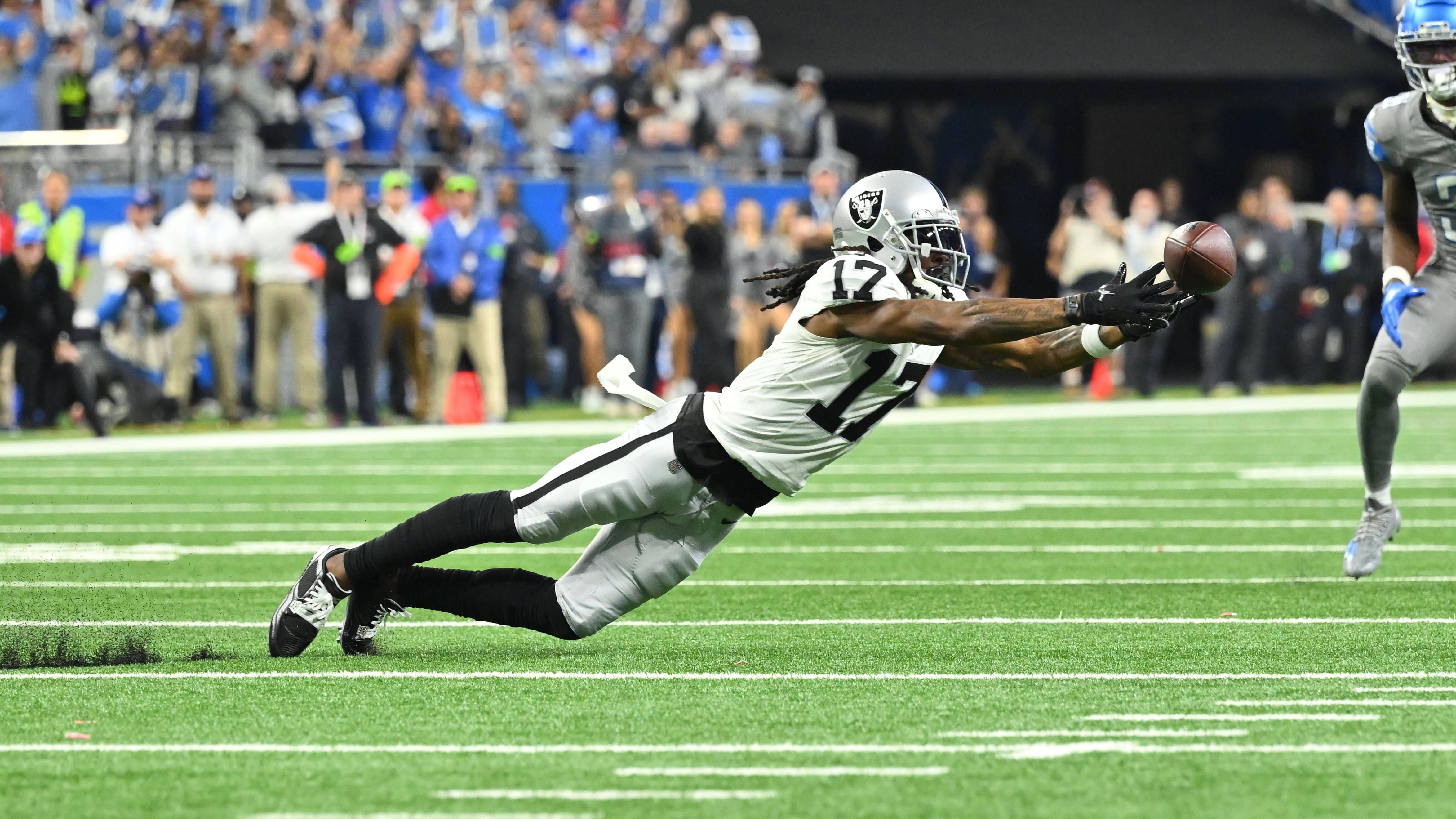 <strong>Verlierer: Davante Adams (Las Vegas Raiders)</strong><br>Mittlerweile ist Carr genau so weg wie Adams' Lust, für die Raiders zu spielen, das 14:26 bei den Detroit Lions als trauriger Höhepunkt. Sieben Targets, ein Catch für elf Yards. Etliche Bälle segelten unerreichbar über seinen Kopf hinweg. Egal ob Jimmy Garoppolo, Adams selbst oder den Raiders-Fans: Das macht aktuell niemandem Spaß.