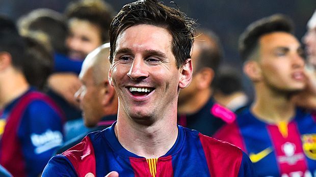 
                <strong>Rang 2: Lionel Messi (FC Barcelona)</strong><br>
                Zweite Plätze mag er normalerweise gar nicht, doch wenn man an dieser Stelle 895.000 Euro pro Woche kassiert, dann kann das der viermalige Weltfußballer Lionel Messi ganz gut verschmerzen. Zumal der Rückstand auf den Spitzenreiter gerade einmal 5.000 Euro beträgt.
              