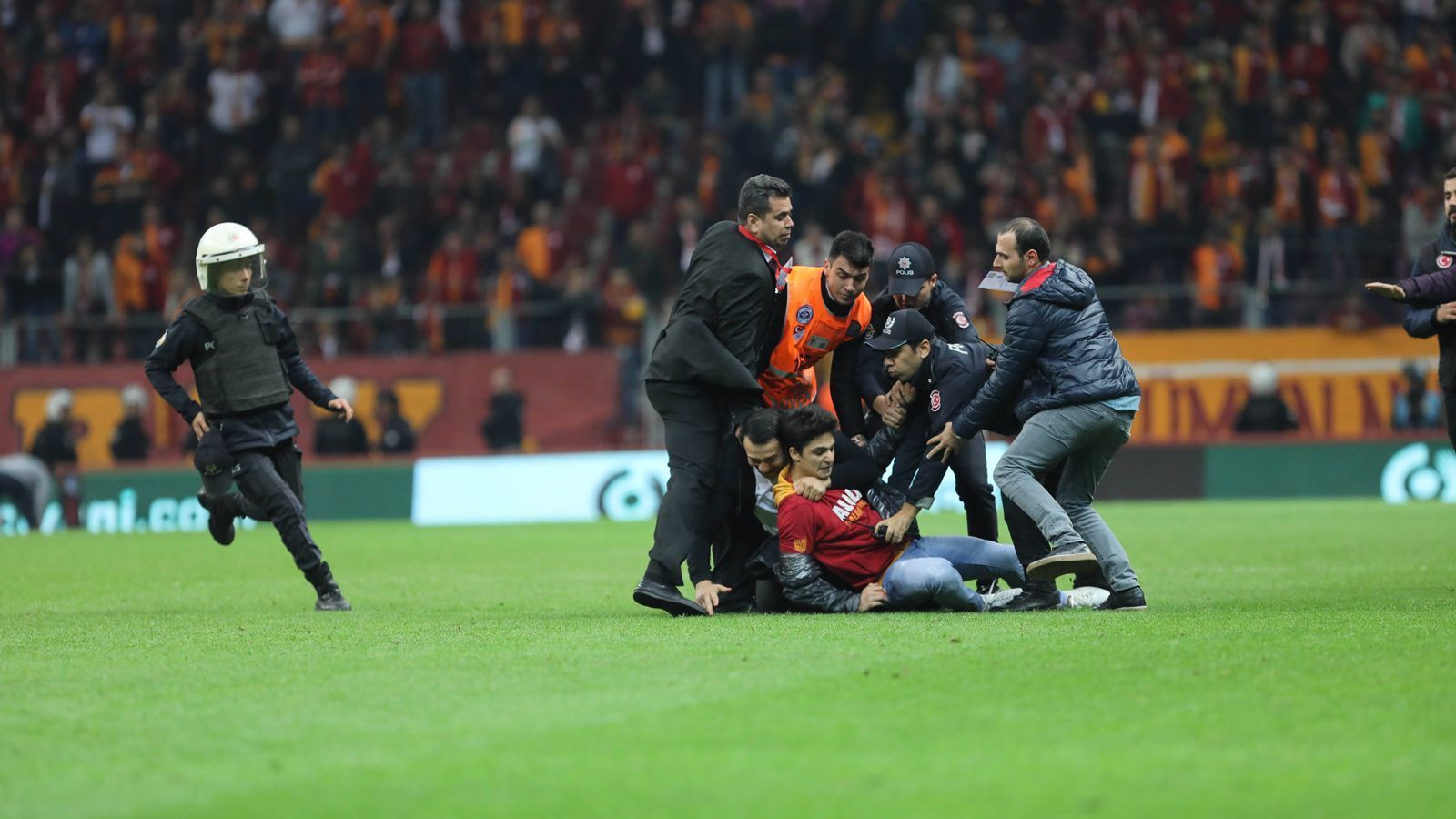 
                <strong>Massenschlägerei bei Istanbul-Derby: Die Eskalation am Bosporus</strong><br>
                Selbst Zuschauer kletterten über die Zäune und wollten bei der Massenschlägerei auf dem Rasen mitmischen.
              