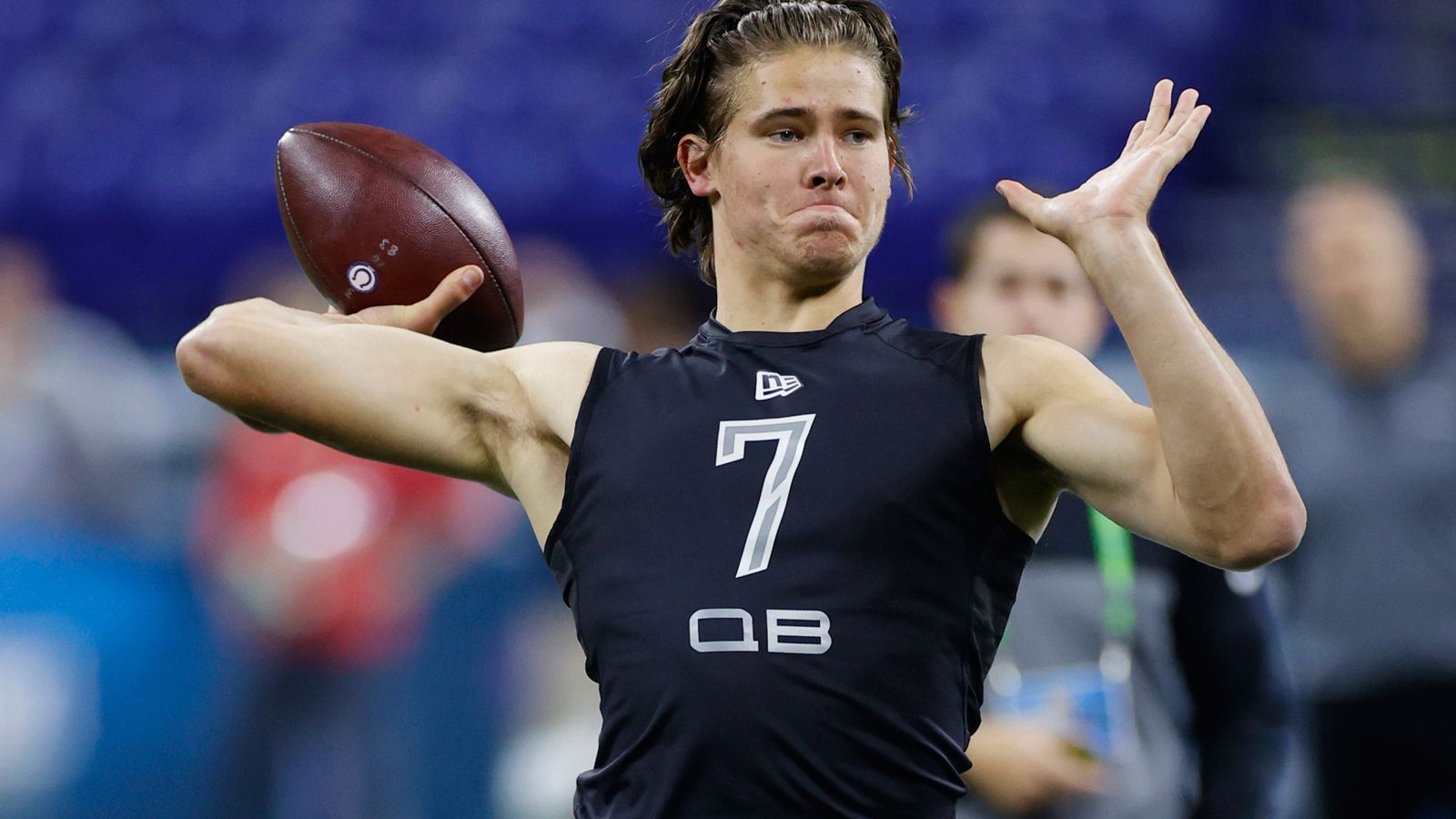 
                <strong>6 Los Angeles Chargers: Justin Herbert</strong><br>
                QuarterbackOregon
              
