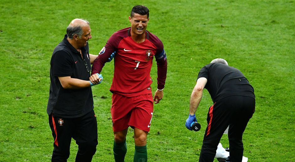 
                <strong>Cristiano Ronaldo</strong><br>
                Nachdem er sich aber nur wenige Minuten später wieder auf den Rasen legen muss, ist der Schock im portugiesischen Lager groß. Ihr Held und wichtigster Mann deutet unter Tränen eine Auswechslung an.
              
