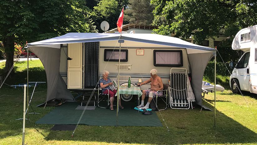 Herr Franz und seine Frau genießen die Ruhe am Campingplatz.