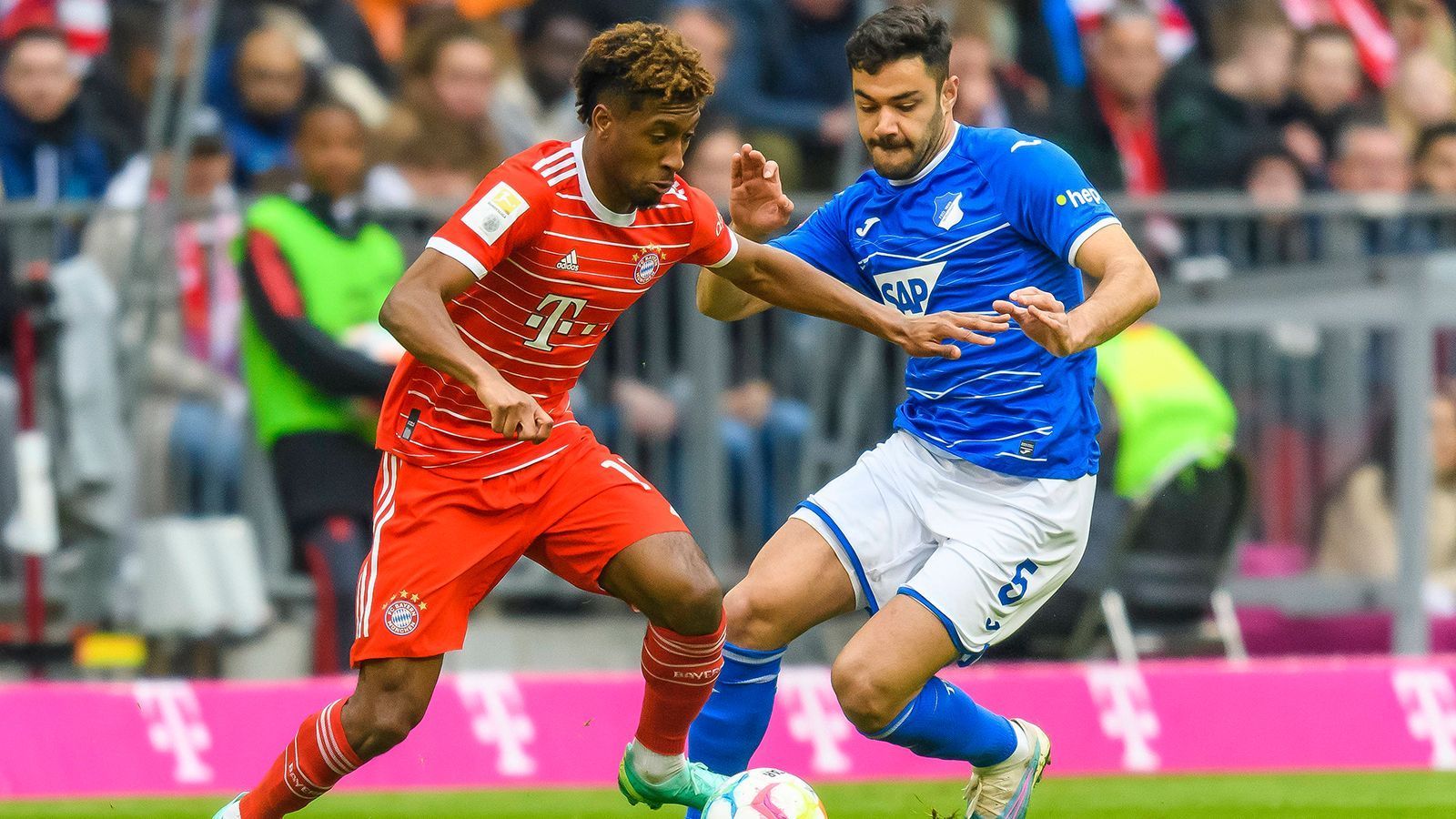 
                <strong>Kingsley Coman</strong><br>
                In der ersten halben Stunde mit zahlreichen Ballkontakten, aber ohne die ganz große Durchschlagskraft. Bleibt im Duell mit Ozan Kabak meistens Sieger, kann das aber nicht in echte Power umsetzen. Insgesamt ein mauer Auftritt des Franzosen, der nach einer Stunde per Auswechslung beendet wird. ran-Note: 4
              