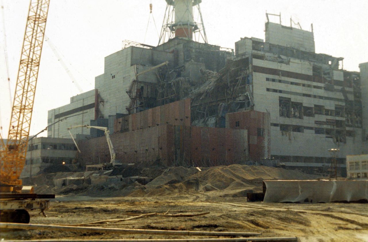 Am 26. April 1986 gab es im Kernkraftwerk Tschernobyl in der Ukraine einen Super-GAU. Nach einer Kernschmelze wurden große Mengen an Radioaktivität freigesetzt. Wolken mit radioaktivem Fallout zogen über Europa. Mit der Bewertung 7 wurde der Unfall in Tschernobyl als schwerstmöglicher Unfall in einem Kernkraftwerk eingestuft. Etwa 4.000 Menschen könnten an den Folgen gestorben sein, Millionen leiden unter Folge-Erkrankungen.