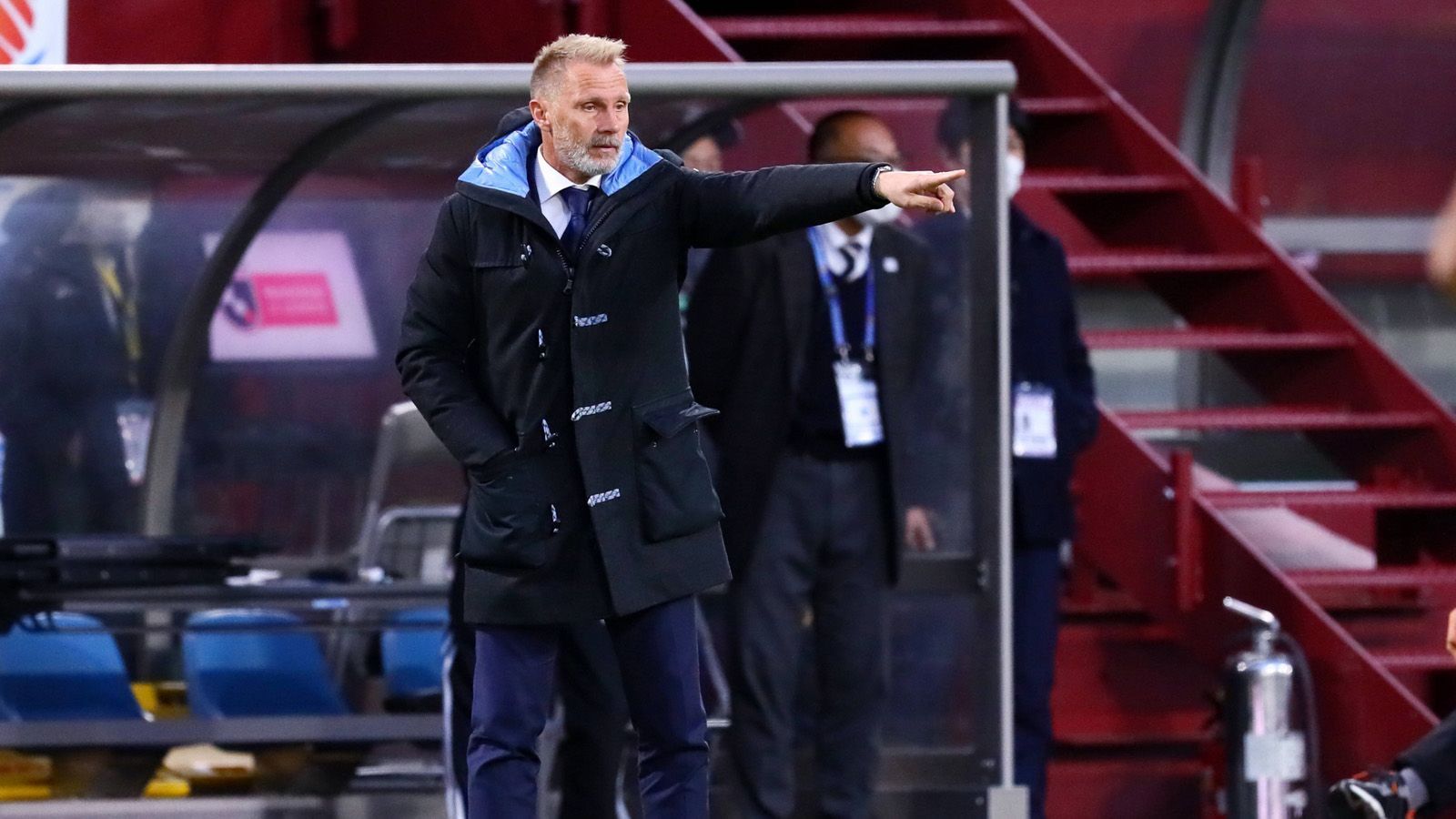 
                <strong>Thorsten Fink (vereinslos)</strong><br>
                Aktuell verfügbar ist auch Thorsten Fink. Der 52-Jährige hat gerade seinen Vertrag bei Vissel Kobe aufgelöst, um nach Europa zurückzukehren. In Japan hatte Fink nach seinem Amtsantritt im Juni 2019 zwar den Pokal gewonnen. In der Liga landete der Klub von Lukas Podolski aber nur auf Rang zwölf. Immerhin verfügt Fink über Bundesliga-Erfahrung. Von 2011 bis 2013 stand er für den Hamburger SV an der Seitenlinie.
              