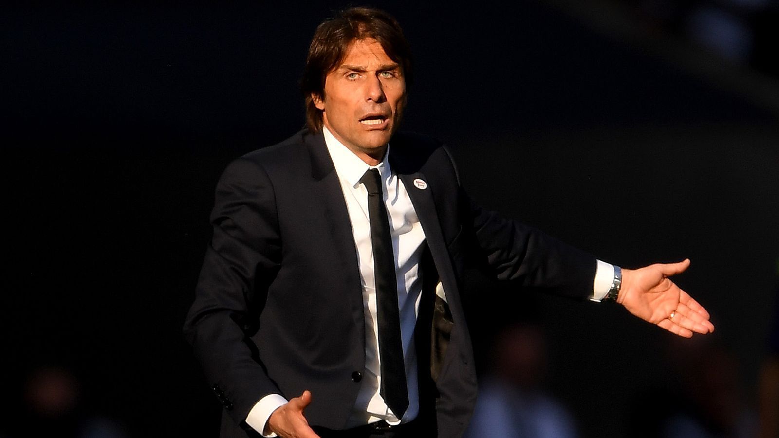 
                <strong>Antonio Conte (FC Chelsea)</strong><br>
                In seinem zweiten Jahr beim FC Chelsea hat Antonio Conte die eigentlich für gegeben erachtete Champions-League-Qualifikation verpasst. Seine Tage in London scheinen ein Jahr vor Vertragsende gezählt. Das könnte den Italiener in den Fokus der "Königlichen" rücken lassen. Dass er es durchaus versteht, mit Stars umzugehen, unterstrich Conte mit drei Meisterschaften inklusive Double 2013/2014 mit Juventus Turin und dem Erfolg in der Premier League vor einem Jahr.
              