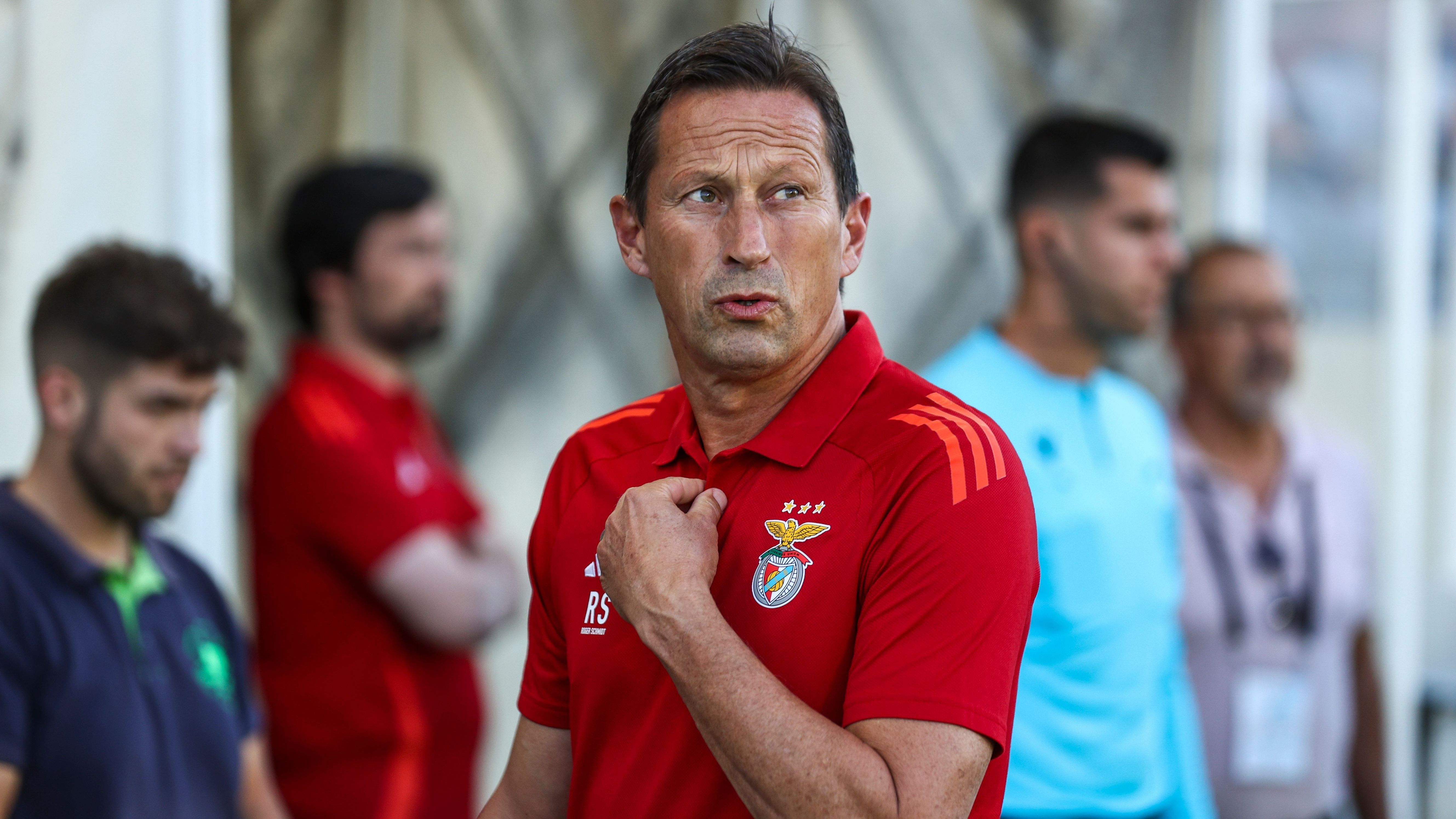 <strong>Roger Schmidt (vereinslos)</strong><br>Roger Schmidt ist offenbar einer von zwei Kandidaten für den Trainerposten bei Borussia Mönchengladbach. Das berichtet die "Bild". Demnach haben die Fohlen den früheren Coach von Bayer Leverkusen und Benfica Lissabon im Blick, sollte dem aktuellen Übungsleiter Gerardo Seoane nicht die Trendwende gelingen. Schmidt wurde Anfang September in Lissabon entlassen.