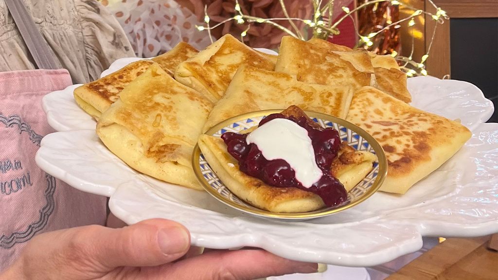 Gefüllte Blintzes mit Kirschsoße von Cynthia Barcomi