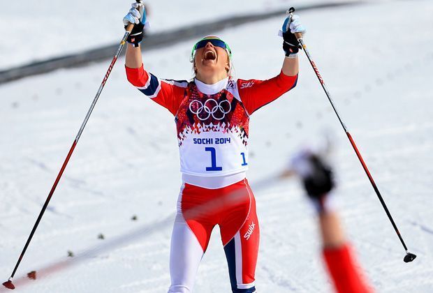 
                <strong>Skilanglauf, 30 Kilometer: Silber - Therese Johaug - Norwegen</strong><br>
                Jubeln kann auch Therese Johaug. Die 25-Jährige dekoriert sich beim Massenstart mit der Silbermedaille und muss sich um gut zwei Sekunden geschlagen geben.
              