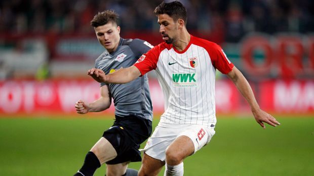 
                <strong>Defensives Mittelfeld - Rani Khedira (FC Augsburg)</strong><br>
                Der Wechsel von Rani Khedira zum FC Augsburg hat sich für alle Beteiligten ausgezahlt. Denn der defensive Mittelfeldspieler entwickelte sich beim FCA prompt zur Stammkraft und ist zudem jetzt schon ein wichtiger Leistungsträger, der dabei mithilft, dass die Schwaben eine bislang solide Saison spielen. Kurios: Schon jetzt hat der 23-Jährige mehr Bundesliga-Spiele in der laufenden Spielzeit bestritten als in der gesamten vorangegangen Saison für Ex-Klub Leipzig. Der jüngere Bruder von Juve-Star Sami könnte 2018 auch noch zur WM fahren. Denn Tunesien, das Herkunftsland des Vaters, wirbt um Rani Khedira. Der gebürtige Stuttgarter spielte in den Nachwuchs-Nationalmannschaften bis jetzt für den DFB. 
              