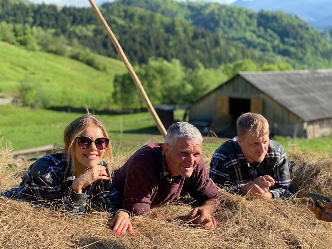 Laura Karasek und Oliver Pocher bei "Mission: Job Unknown" auf der Käsealm