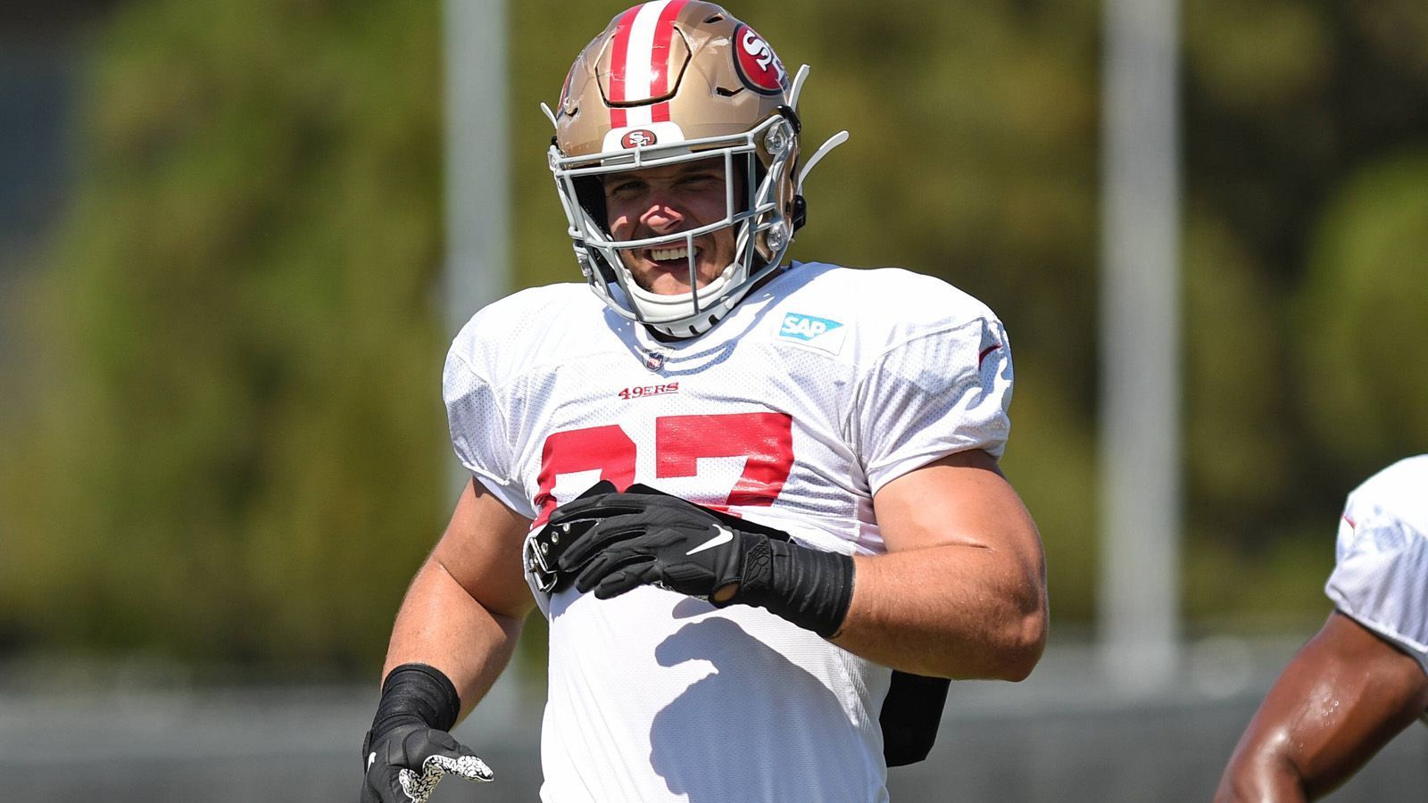 
                <strong>Nick Bosa (San Francisco 49ers)</strong><br>
                Schlechte Nachrichten aus San Francisco. Der zweite Pick des diesjährigen NFL-Drafts hat sich beim Training Camp den Knöchel verstaucht. GM John Lynch bestätigt, dass der Defensive End damit definitiv die komplette Preseason verpassen wird. Schon das Offseason-Programm der 49ers verpasste Nick Bosa mit einer Oberschenkelverletzung und konnte im vergangenen Jahr bei Ohio State wegen anhaltenden Muskelproblemen nur drei Spiele absolvieren.
              