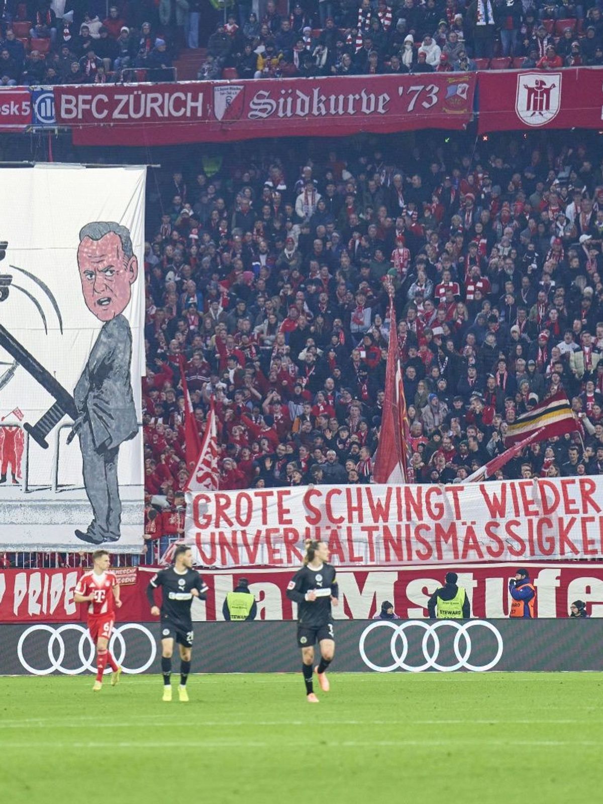 Die Bayern-Fans kritisieren Hamburgs Innensenator Grote