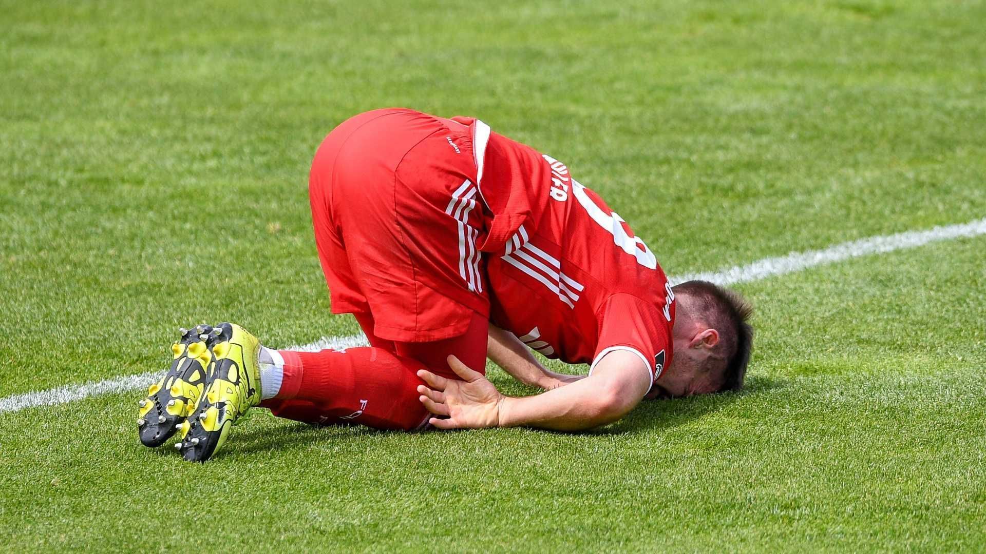 
                <strong>Derbystimmung kocht hoch</strong><br>
                Nach der erneuten Bayern-Führung wurde es ruppig auf dem Platz. Maximilian Welzmüller und Mölders rauschten ineinander, der Bayern-Routinier blieb  daraufhin liegen. Anschließend kam es zum Wortgefecht der beiden Alpha-Tiere auf dem Platz. 
              