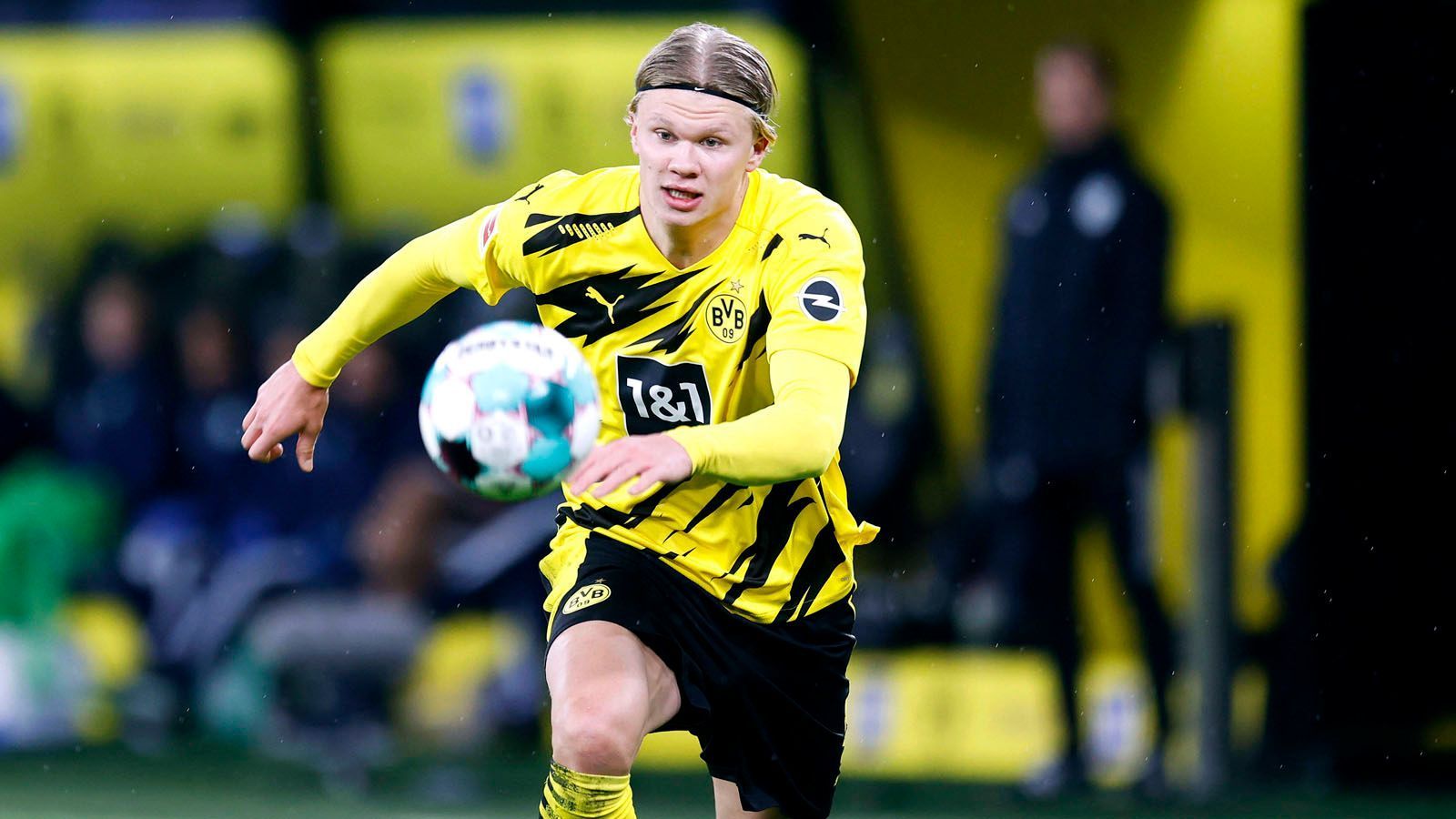 
                <strong>Erling Haaland (20)</strong><br>
                Haalands Vertrag bei Borussia Dortmund läuft noch bis 2024. Dass er diesen erfüllen wird, ist kaum denkbar. Eilig hat es Real Madrid bei dieser Personalie allerdings nicht. Ein Wechsel sei laut "AS" erst für 2022 angedacht. Denn dann läuft auch das Arbeitspapier von Karim Benzema aus, dessen Nachfolger Haaland werden soll. Jetzt muss nur noch der BVB mitspielen. Real ist offenbar zuversichtlich.
              