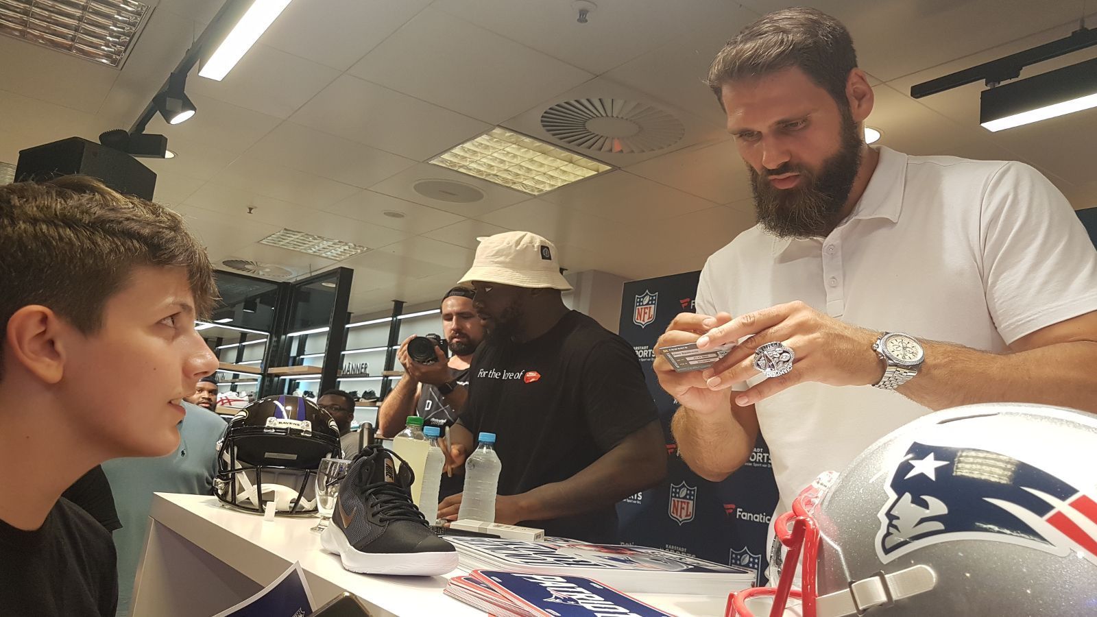 
                <strong>Deutsche NFL-Profis zur Autogramm-Stunde in München</strong><br>
                Hoher Besuch in München! Ex-NFL-Profi Sebastian Vollmer (rechts) und aktueller Ravens-Fullback Christopher Ezeala sind zu Gast in München. Für die Fans schreiben sie fleißig Autogramme.
              