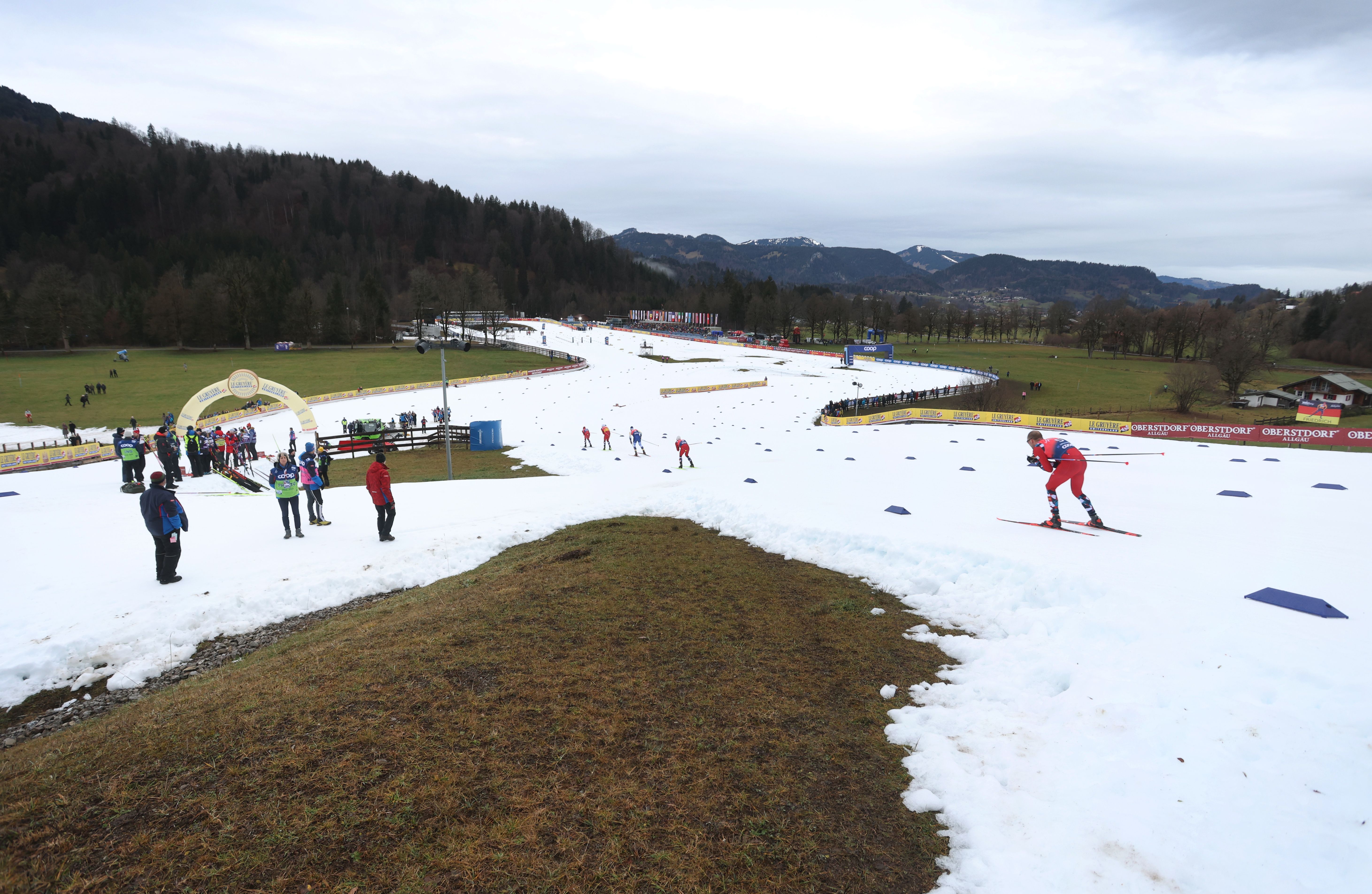 Bayern, Oberstdorf: Athleten in schneeloser Landschaft auf der Strecke.
