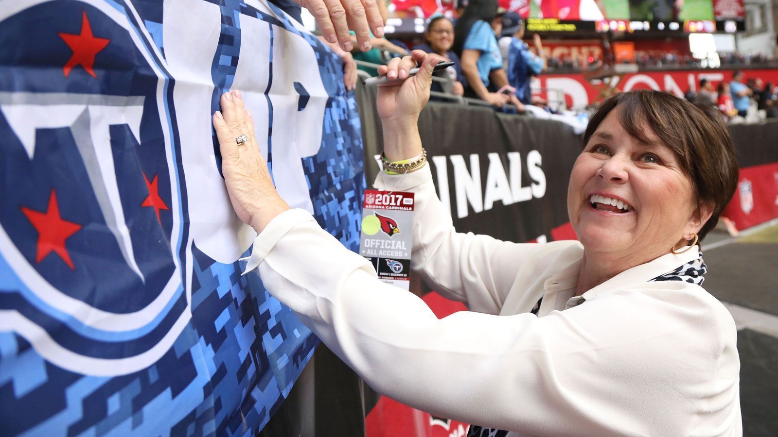 <strong>Tennessee Titans - Amy Adams Strunk</strong><br>
                Amy Adams Strunk ist die Mehrheitsbesitzerin der Tennessee Titans und die Tochter des ehemaligen Eigentümers Bud Adams, der die Franchise nach seinem Tod an seine Familie übergab. Strunk gehören 33 Prozent der Titans, die anderen 66 Prozent gehören weiteren Familienmitgliedern.