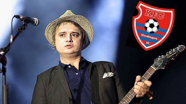 
                <strong>Pete Doherty (KFC Uerdingen)</strong><br>
                Seit 2005 dümpelt der KFC Uerdingen zwischen Viert- und Sechstklassigkeit herum. Zu den Fans des Pokalsiegers von 1985 zählt allerdings ein echter Weltstar. Rockmusiker Pete Doherty, der als Sohn eines britischen Offiziers in Uerdingen aufwuchs, bekennt sich mit einer Ehrenmitgliedschaft nun auch öffentlich zum Oberligisten.
              