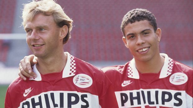 
                <strong>Ronaldo 1994</strong><br>
                Ronaldo - 1994. Denn 1994 beim PSV Eindhoven hat der junge Shootingstar noch ein paar Kilos weniger auf den Rippen.
              