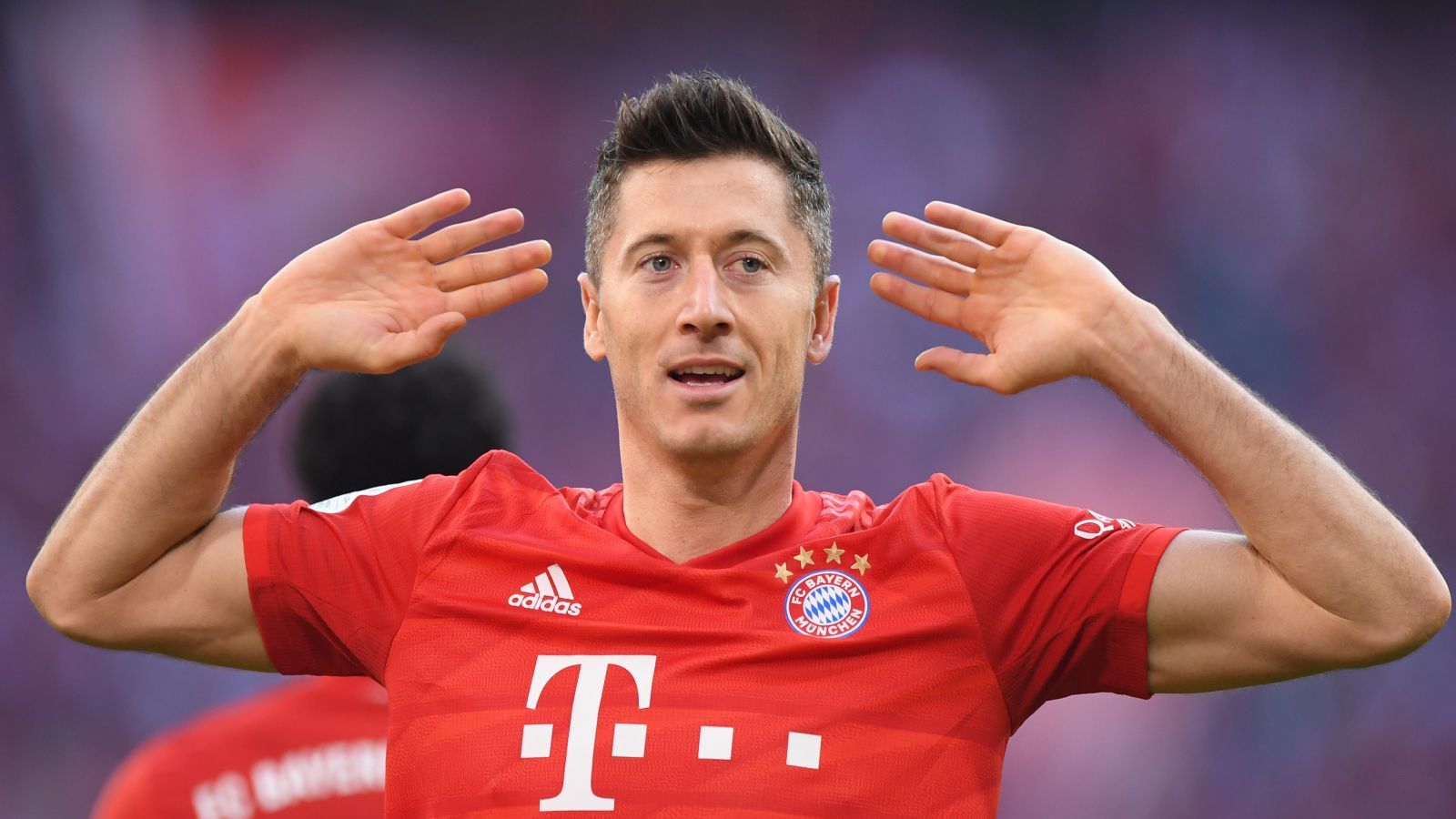 
                <strong>Platz 3: Robert Lewandowski (FC Bayern München) </strong><br>
                324 Tore in 453 SpielenVereine: Lech Posen, Borussia Dortmund, FC Bayern München
              