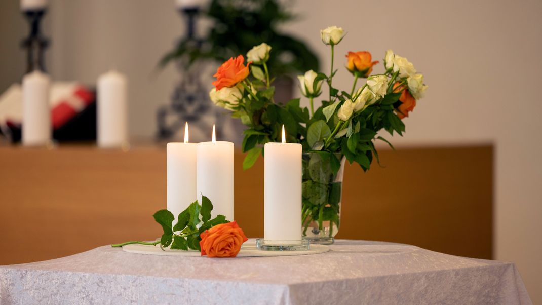 Hunderte Menschen sind zu einem Trauergottesdienst zusammengekommen. 